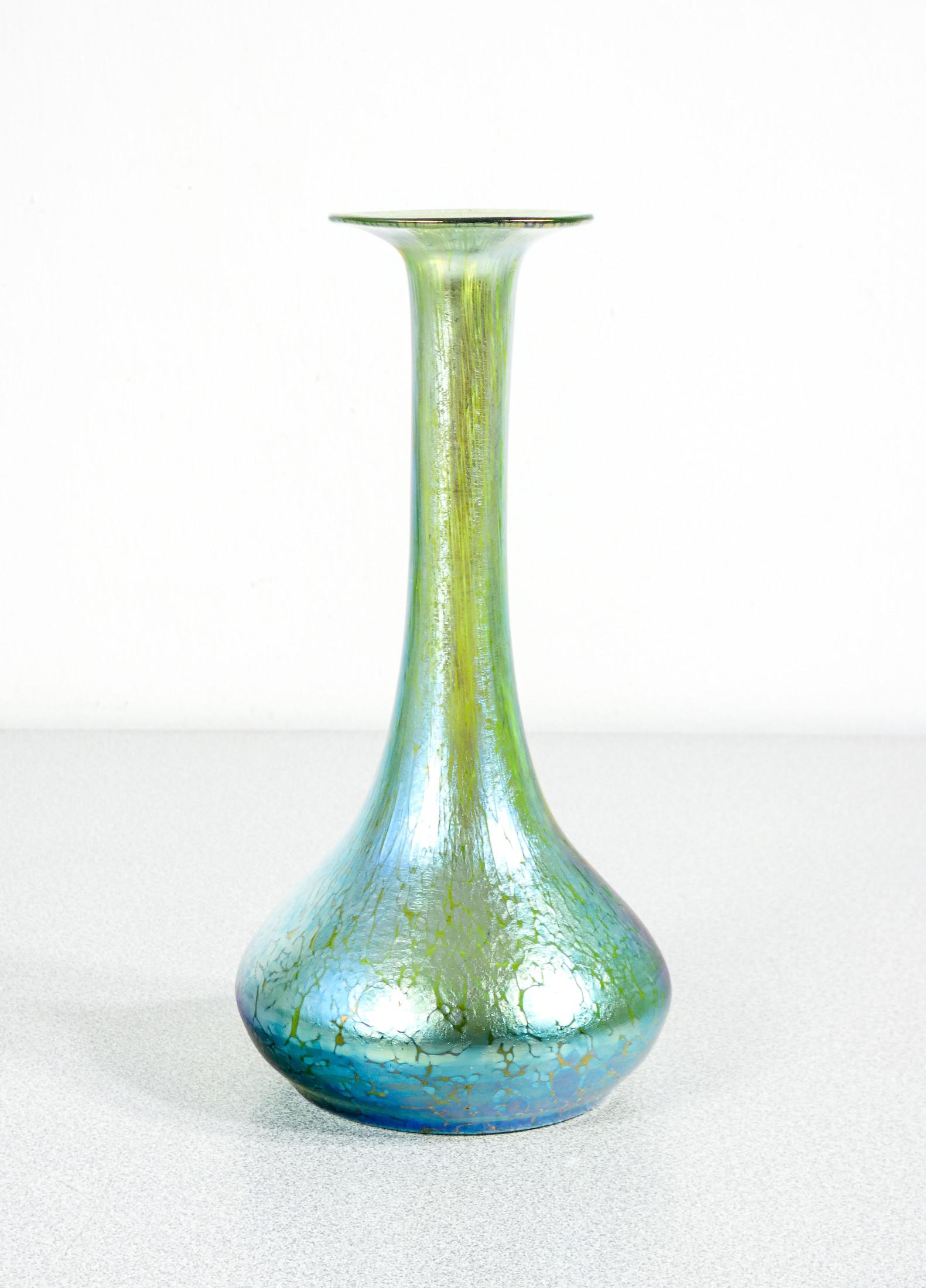 Vetro Vaso in vetro soffiato iridescente LOETZ Austria Papillon crete. Austria, 1900s in vendita