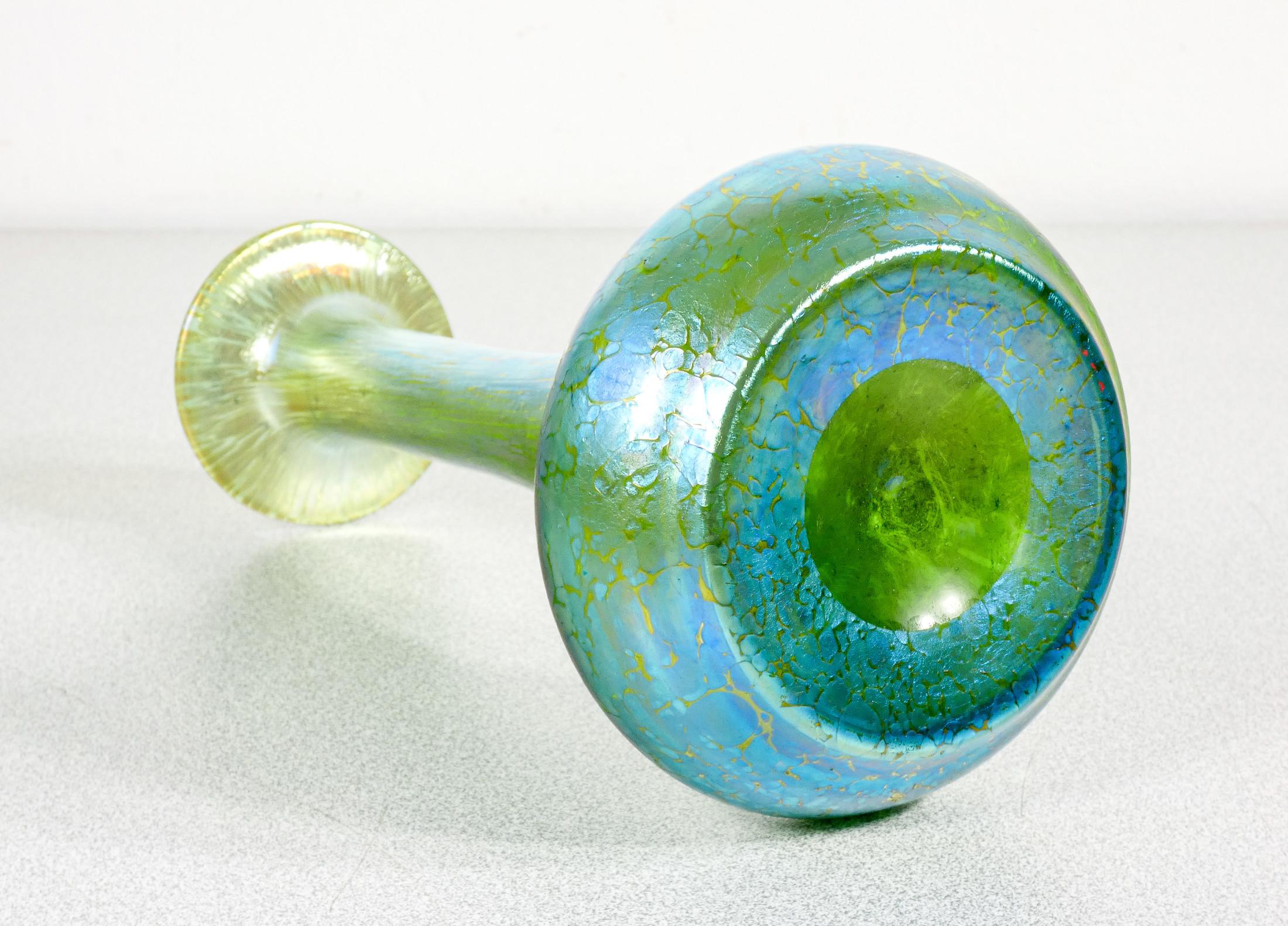 Vaso in vetro soffiato iridescente LOETZ Austria Papillon crete. Austria, 1900s in vendita 1