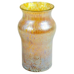 LOETZ Autriche Vase en verre soufflé irisé Papillon or. Signé. 1900s