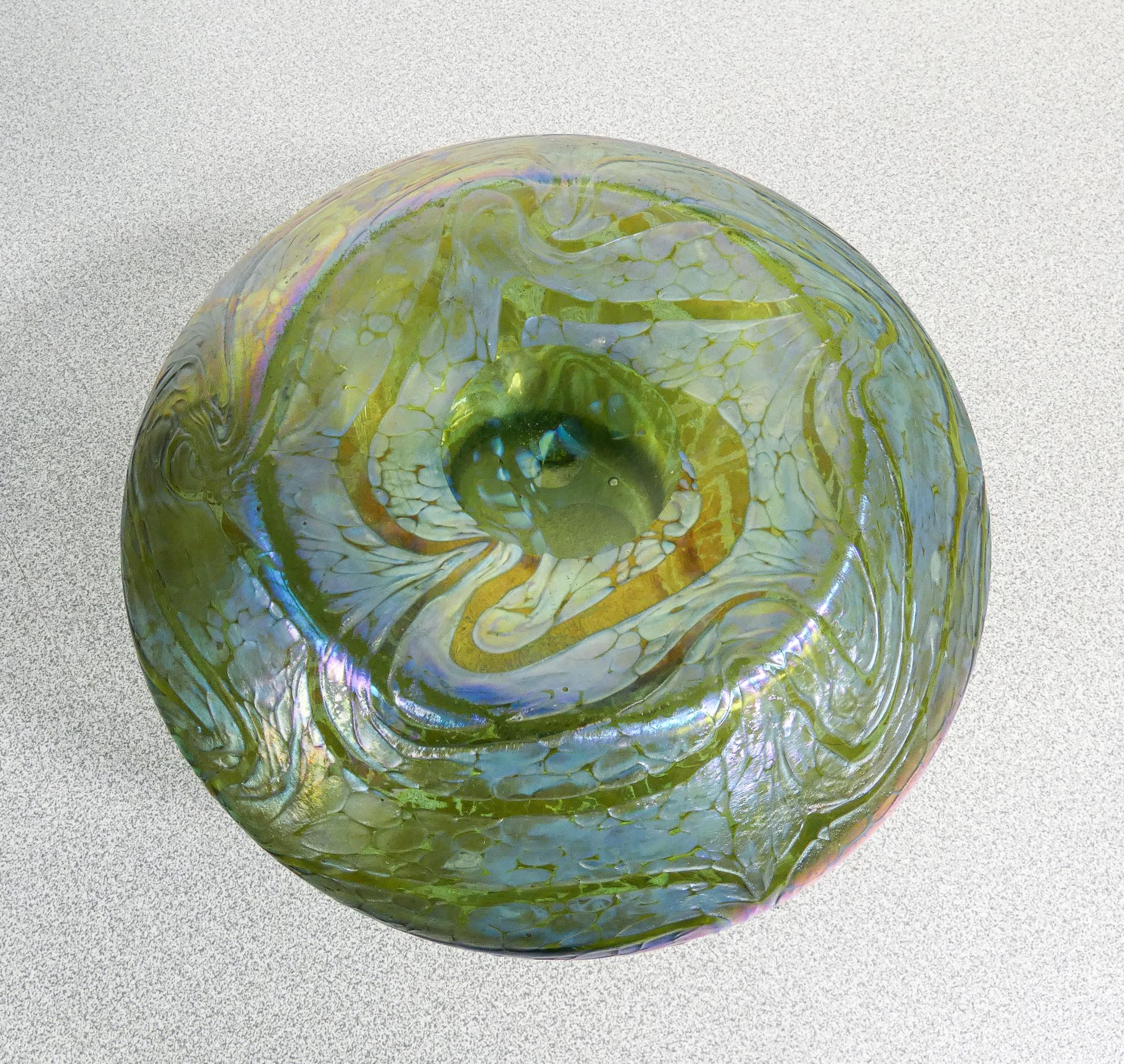 LOETZ Vase en verre soufflé irisé bleu. Autriche, années 1900 en vente 4