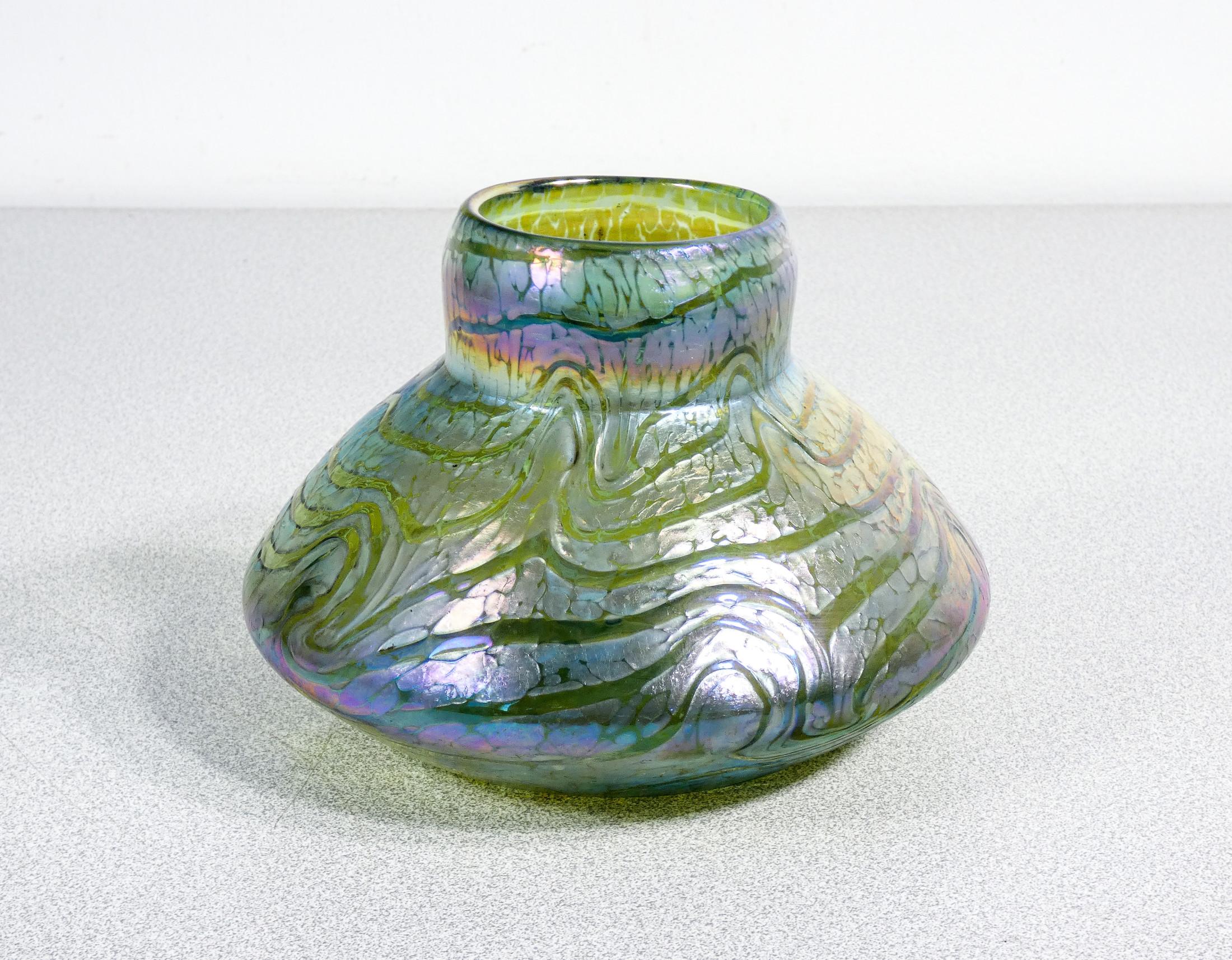 Vase en verre
irisé soufflé
LOETZ Bleu

ORIGINE
Klostermühle

PÉRIODE
Fin du XIXe siècle,
Début du 20e siècle

MARQUE
LOETZ
l'une des plus célèbres verreries d'art de l'histoire, réputée pour ses verres Art nouveau, caractérisés par des couleurs