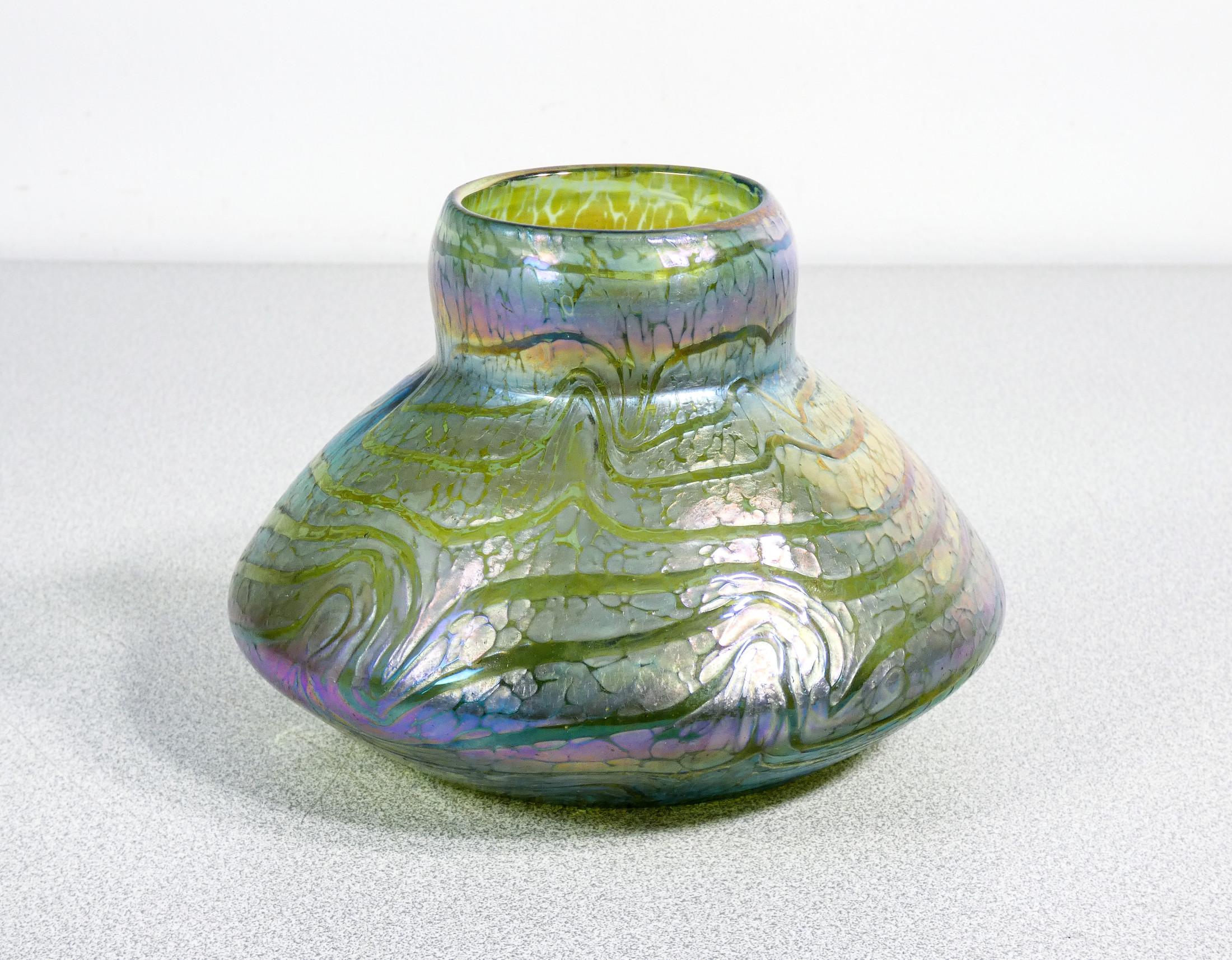 Austrian LOETZ Vase en verre soufflé irisé bleu. Autriche, années 1900 en vente