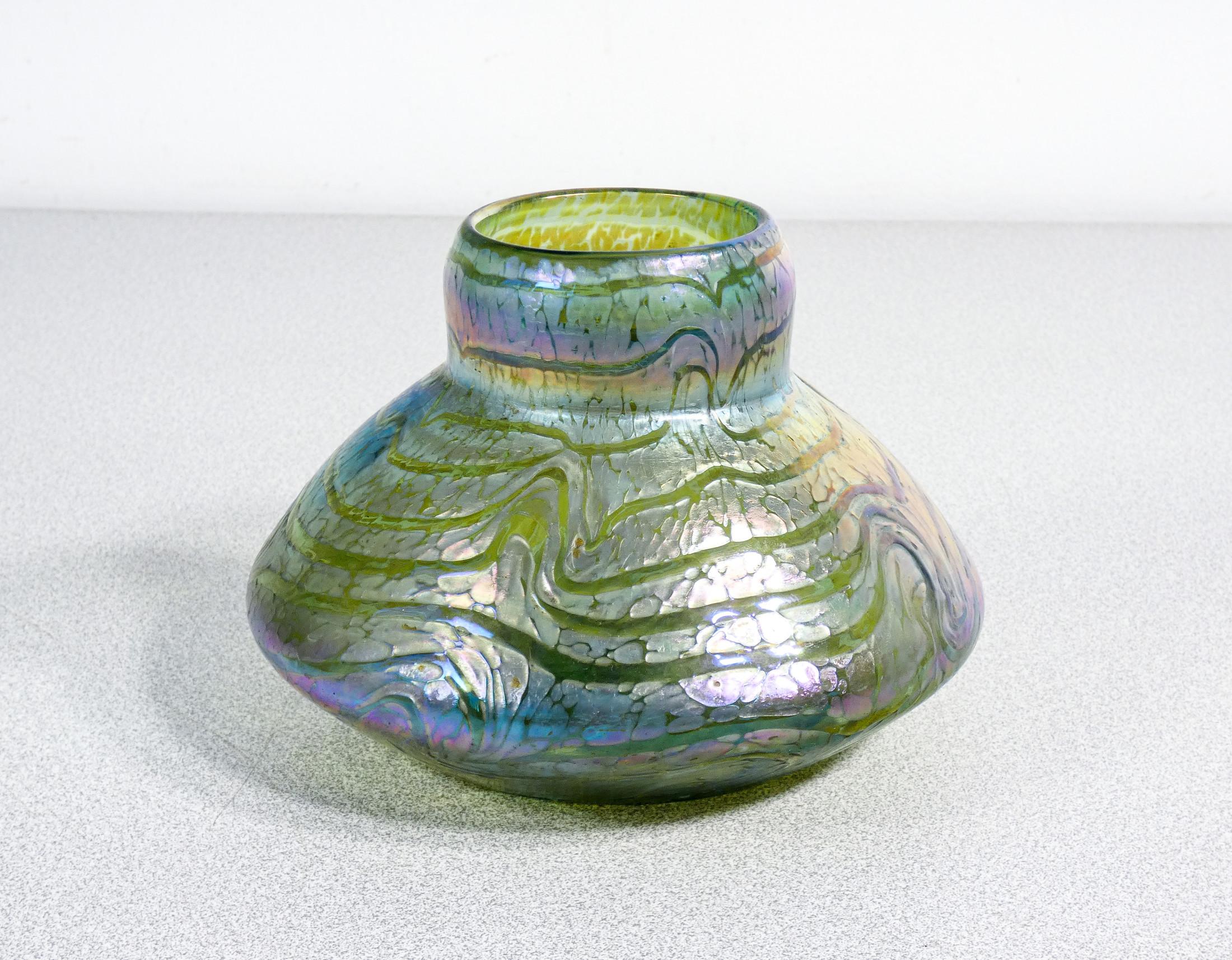 LOETZ Vase en verre soufflé irisé bleu. Autriche, années 1900 Bon état - En vente à Torino, IT