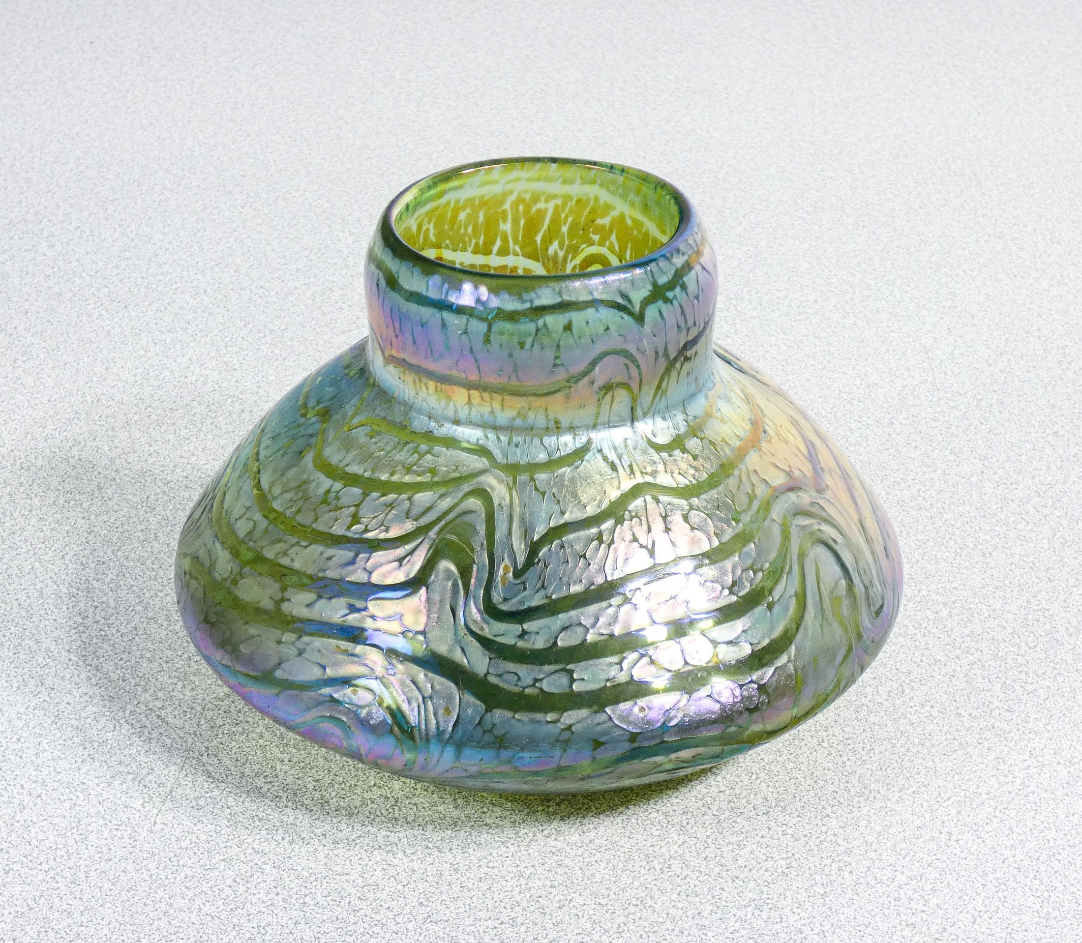 20th Century LOETZ Vase en verre soufflé irisé bleu. Autriche, années 1900 en vente