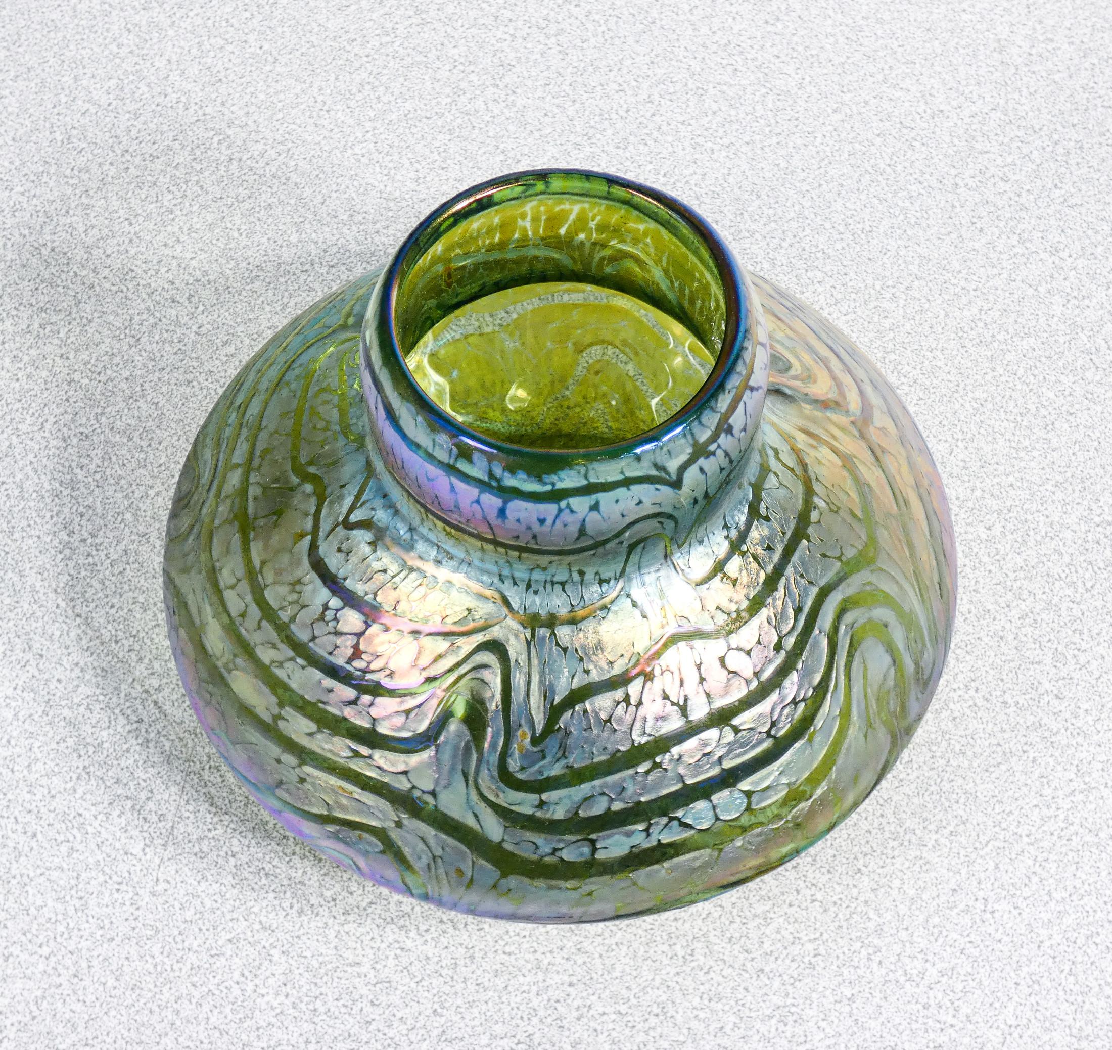 Verre LOETZ Vase en verre soufflé irisé bleu. Autriche, années 1900 en vente