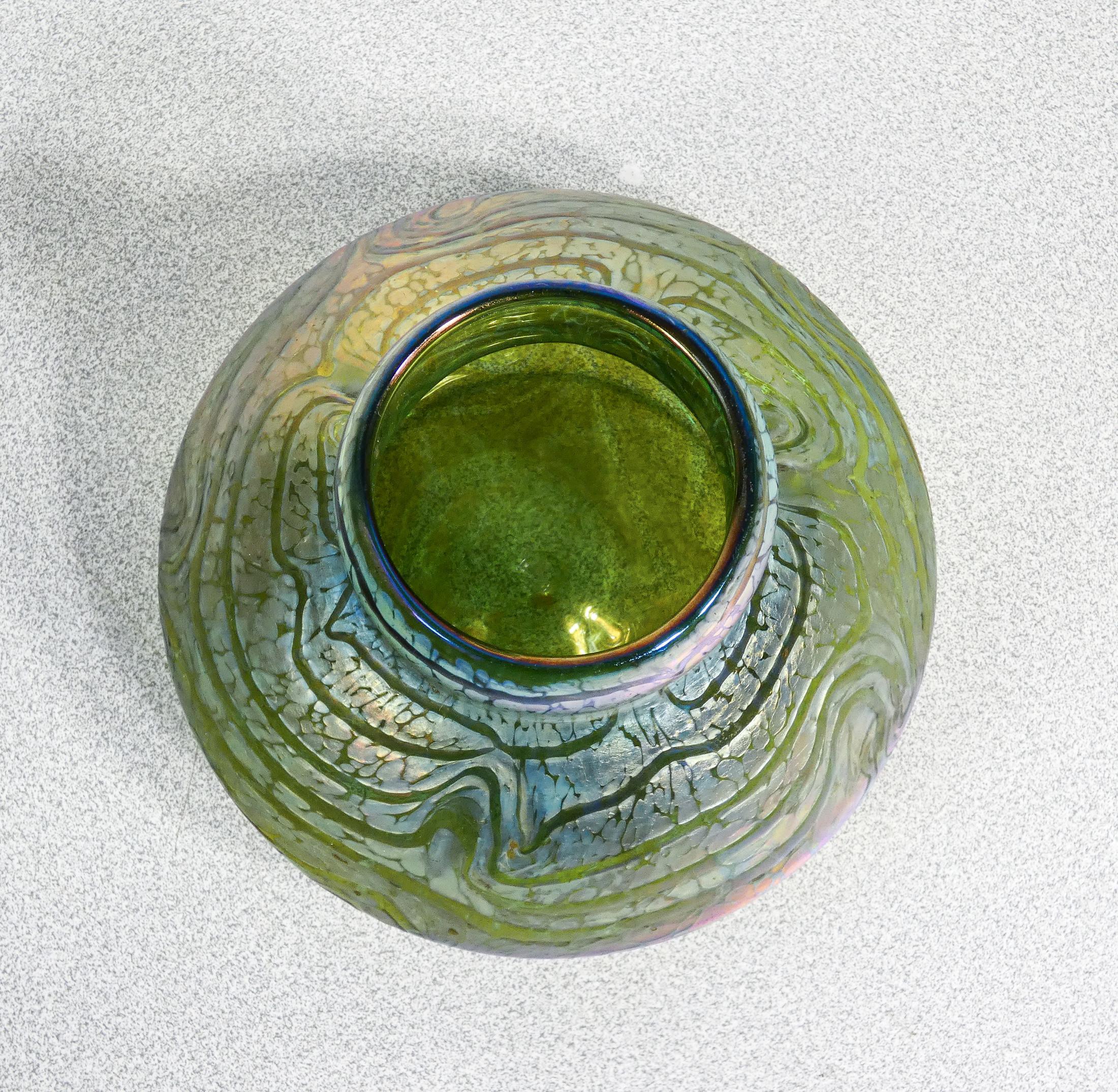 LOETZ Vase en verre soufflé irisé bleu. Autriche, années 1900 en vente 1