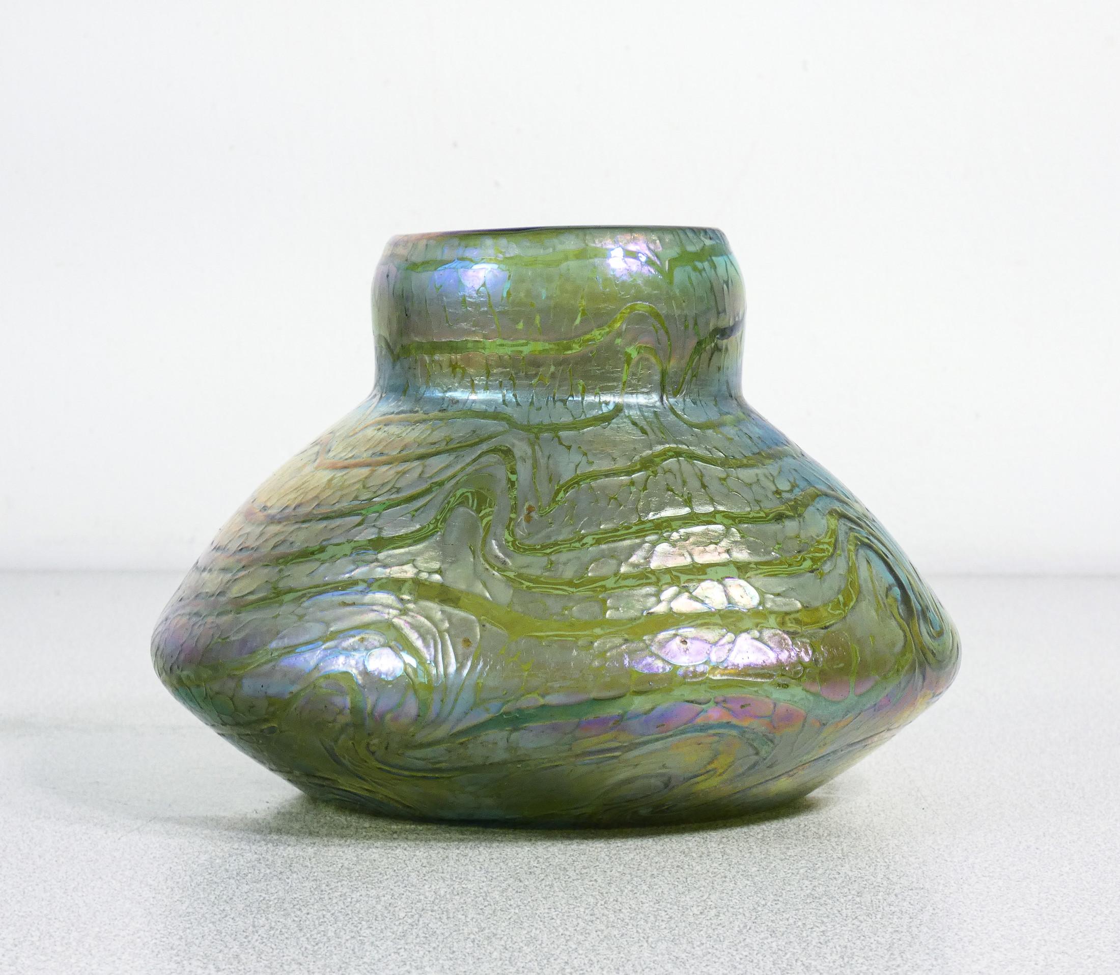 LOETZ Vase en verre soufflé irisé bleu. Autriche, années 1900 en vente 2