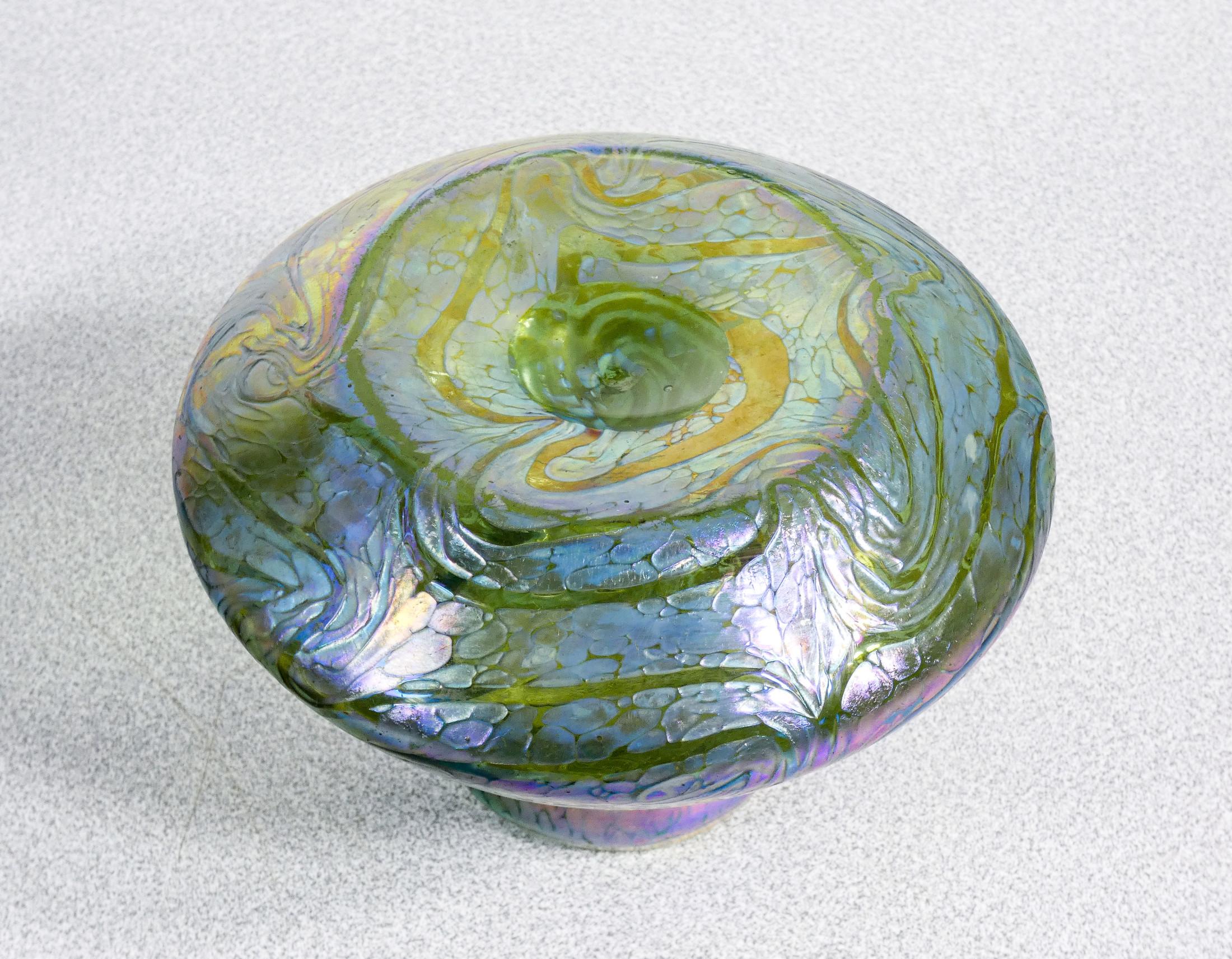 LOETZ Vase en verre soufflé irisé bleu. Autriche, années 1900 en vente 3