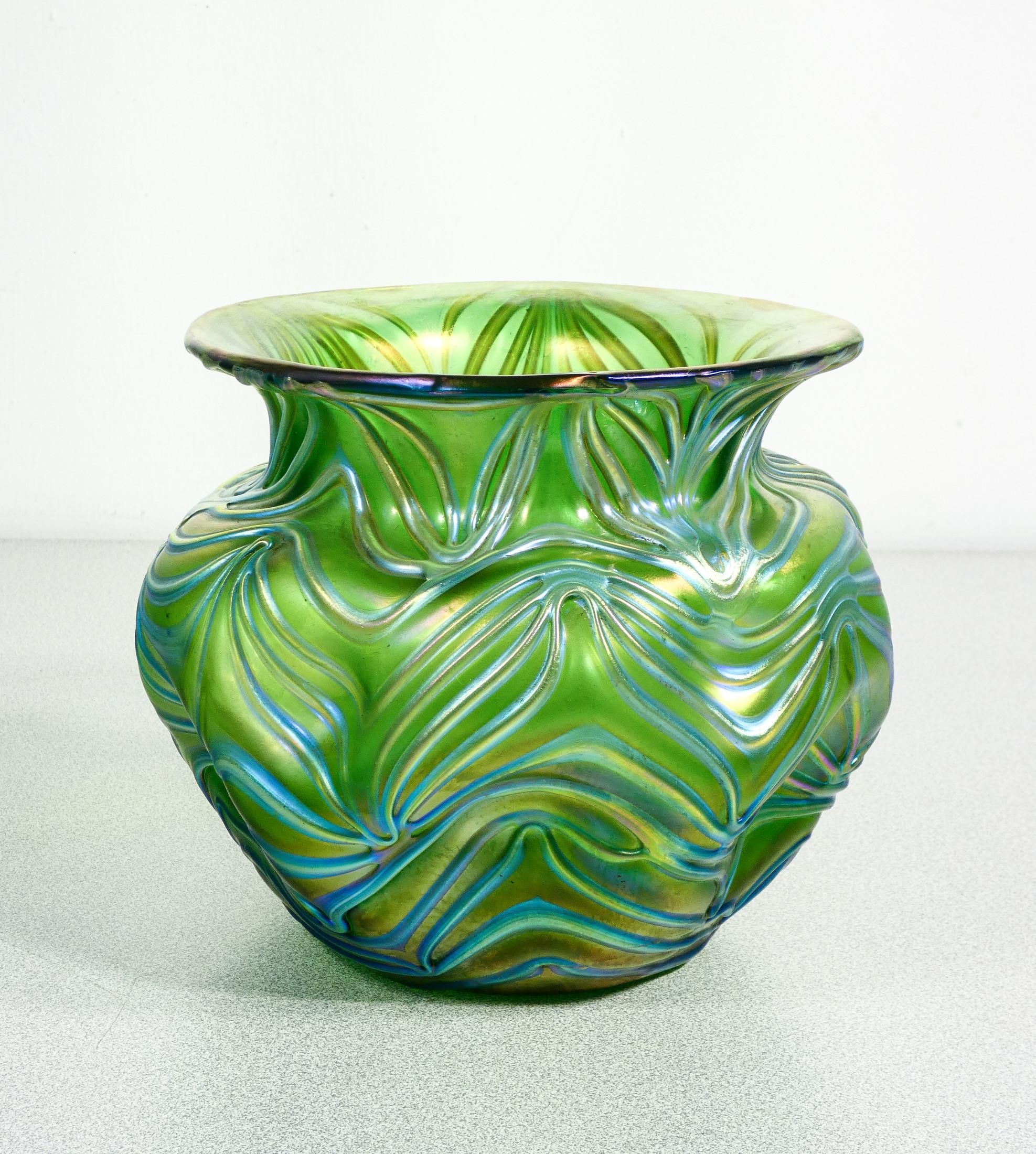 LOETZ Formosa iridescent blown glass vase. Austria, 1900s In Good Condition For Sale In Torino, IT
