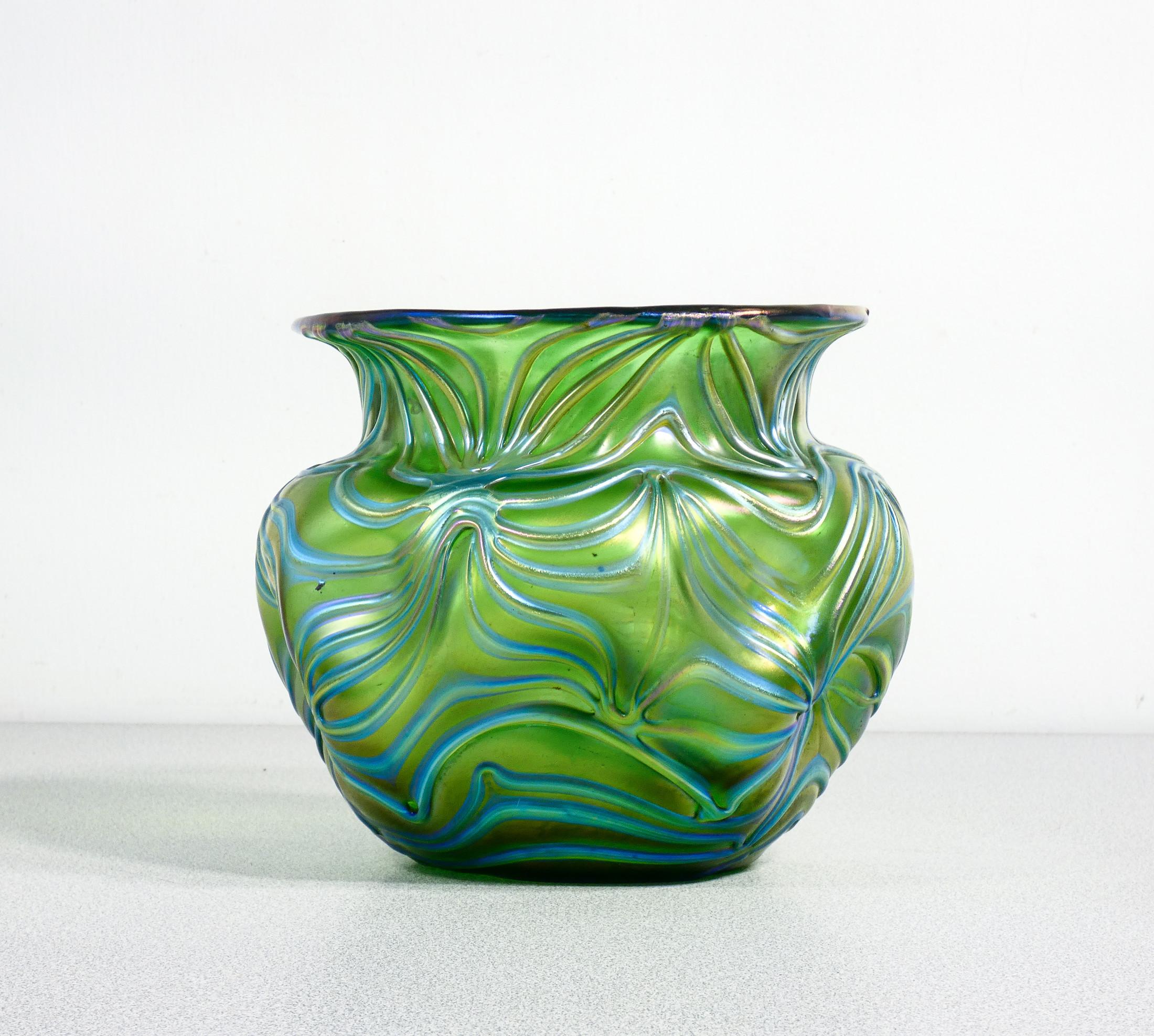 20th Century LOETZ Formosa iridescent blown glass vase. Austria, 1900s For Sale