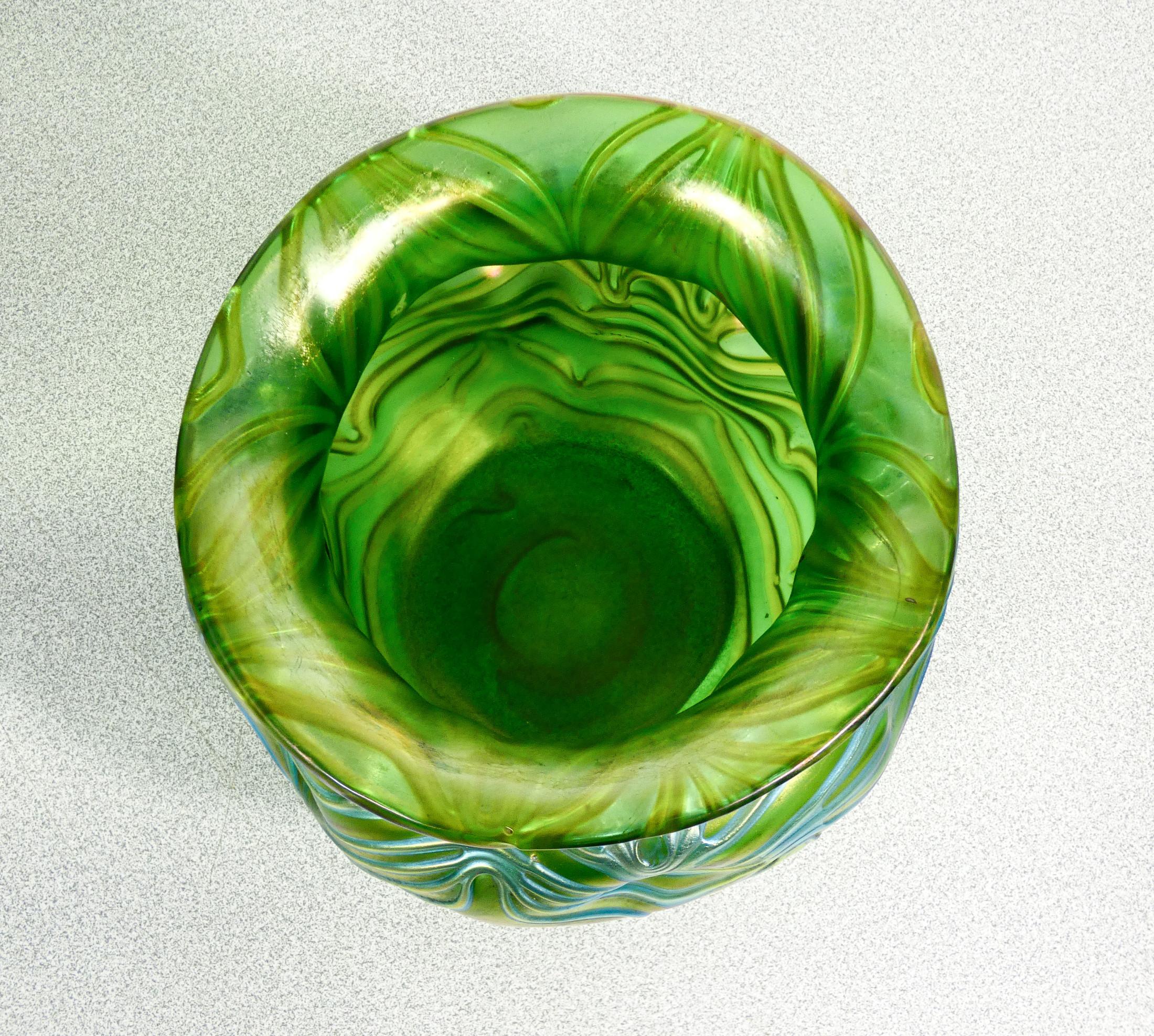 LOETZ Formosa iridescent blown glass vase. Austria, 1900s For Sale 1