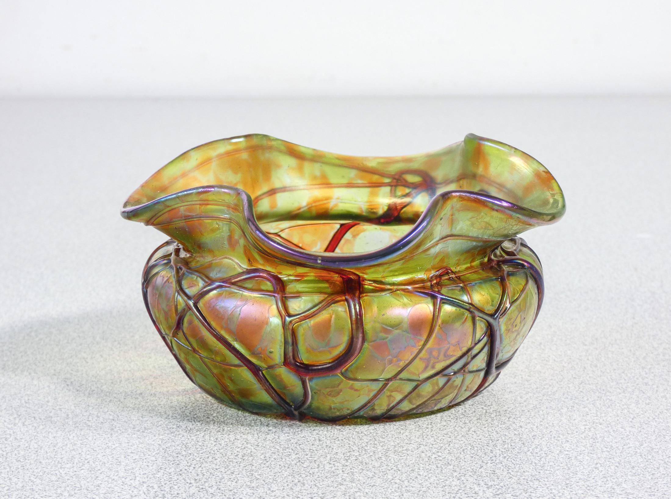 Jarrón de cristal
soplado iridiscente
PALLME-KÖNIG.

ORIGEN
Austria

PERÍODO
10 años

MARK
PALLME-KÖNIG

MATERIALES
Vidrio soplado iridiscente

DIMENSIONES
Altura: 6.5 cm
Ø 11.5 cm

CONDICIONES
El jarrón está en excelentes condiciones, como puede