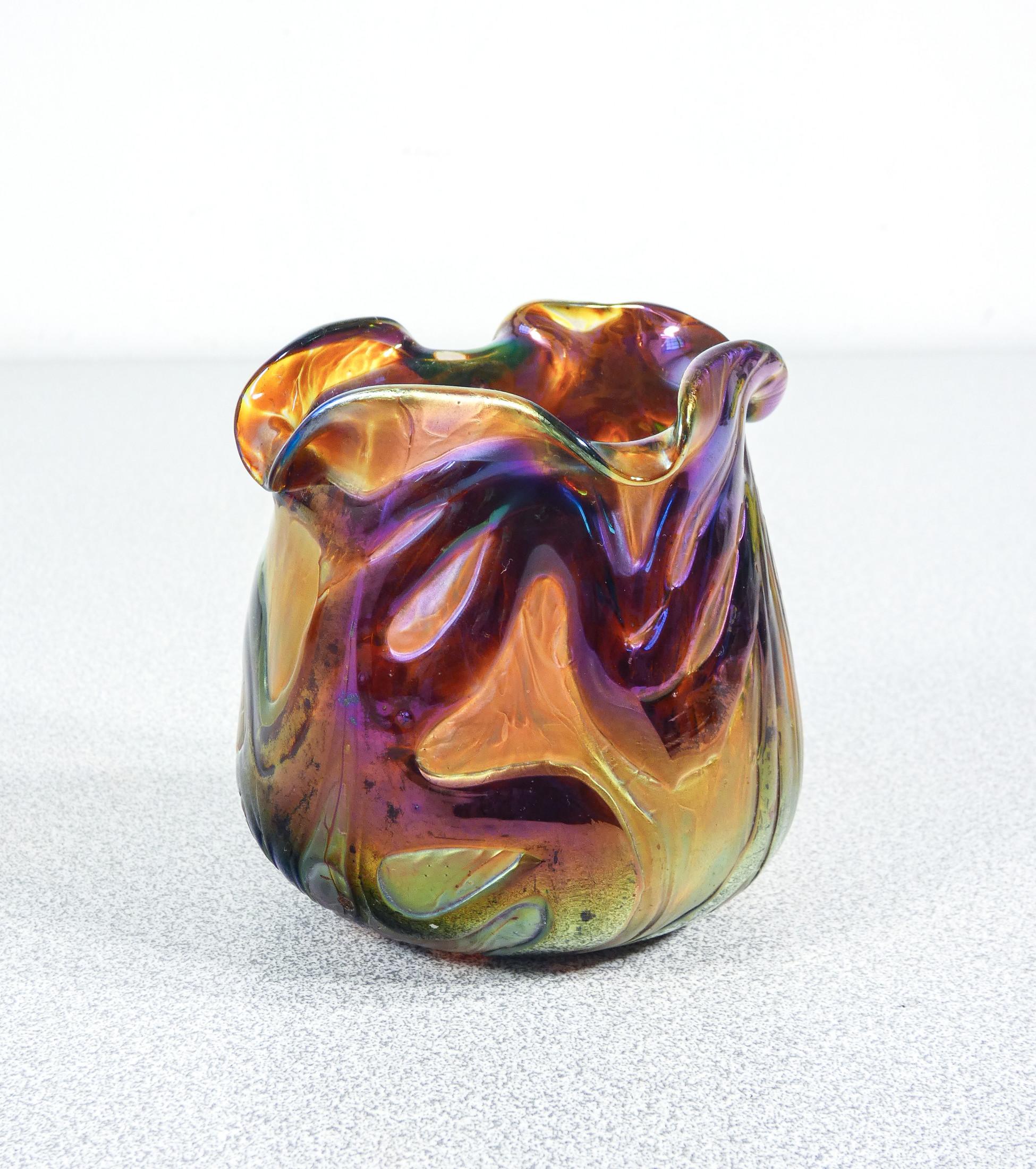 Vase en verre
irisé soufflé,
PALLME-KÖNIG.

ORIGINE
Autriche

PÉRIODE
10 ans

MARQUE
PALLME-KÖNIG

MATÉRIAUX
Verre soufflé irisé

DIMENSIONS
Hauteur : 8 cm
Ø 8 cm

CONDITIONS
Le vase est en excellent état, comme le montrent les photos ci-jointes.