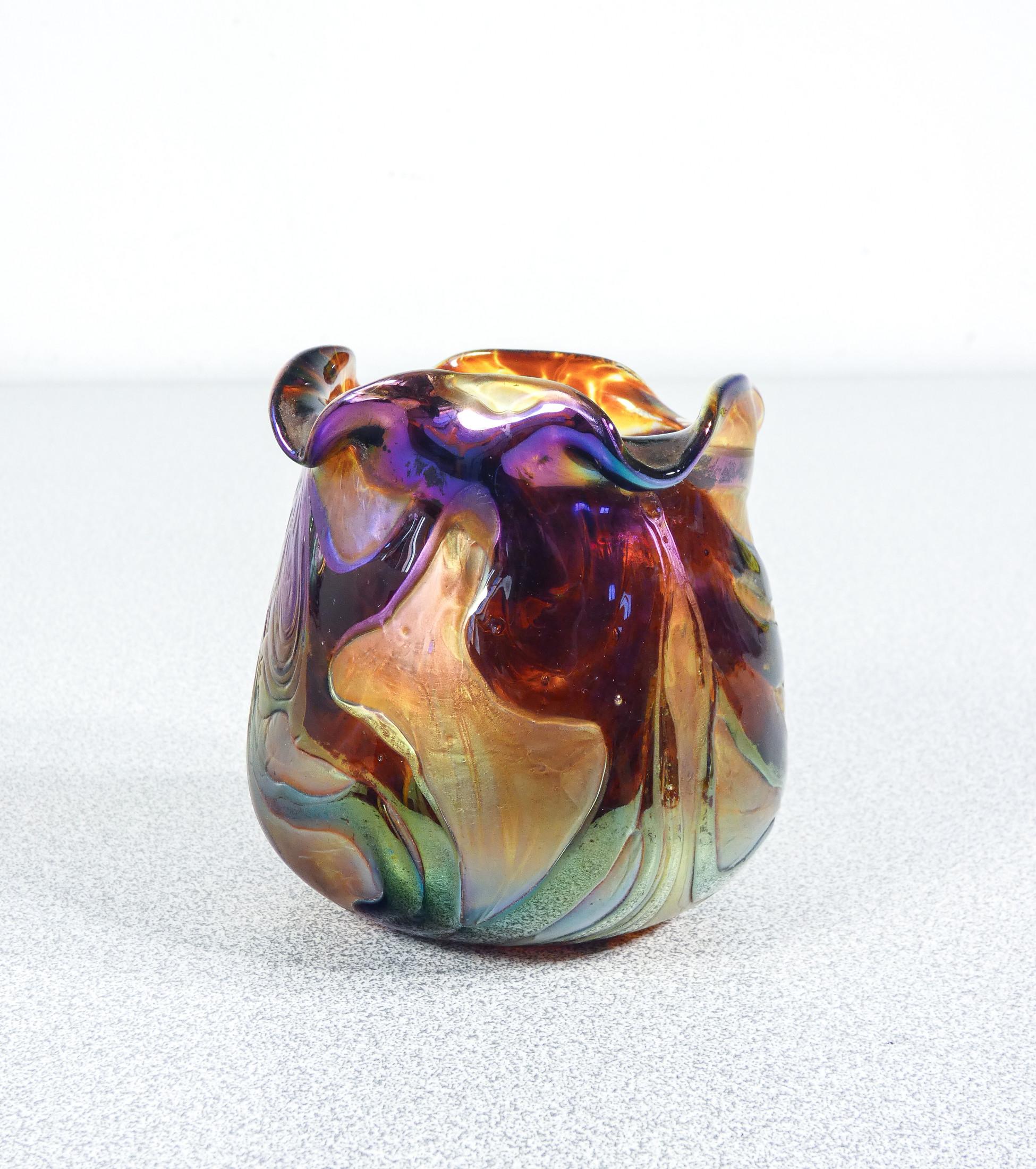 Austrian Vase en verre soufflé irisé PALLME-KÖNIG. Autriche, 10e année en vente