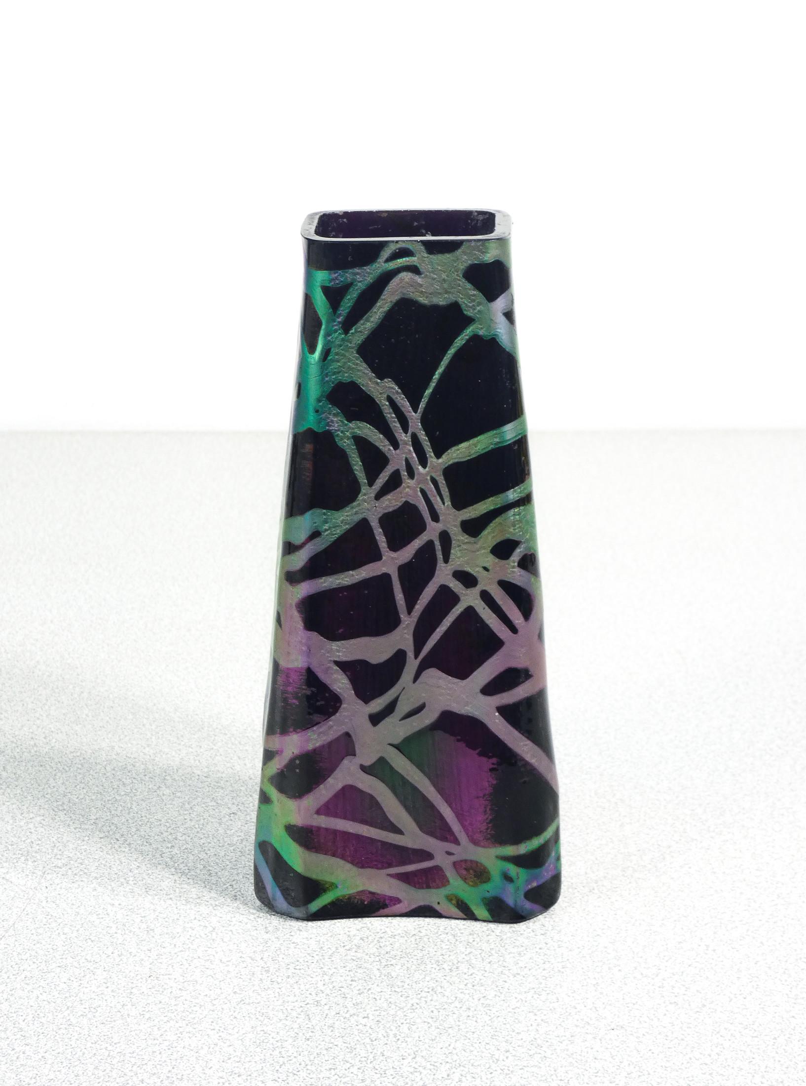 Verre Vase en verre soufflé irisé PALLME-KÖNIG. Autriche, 10e année en vente