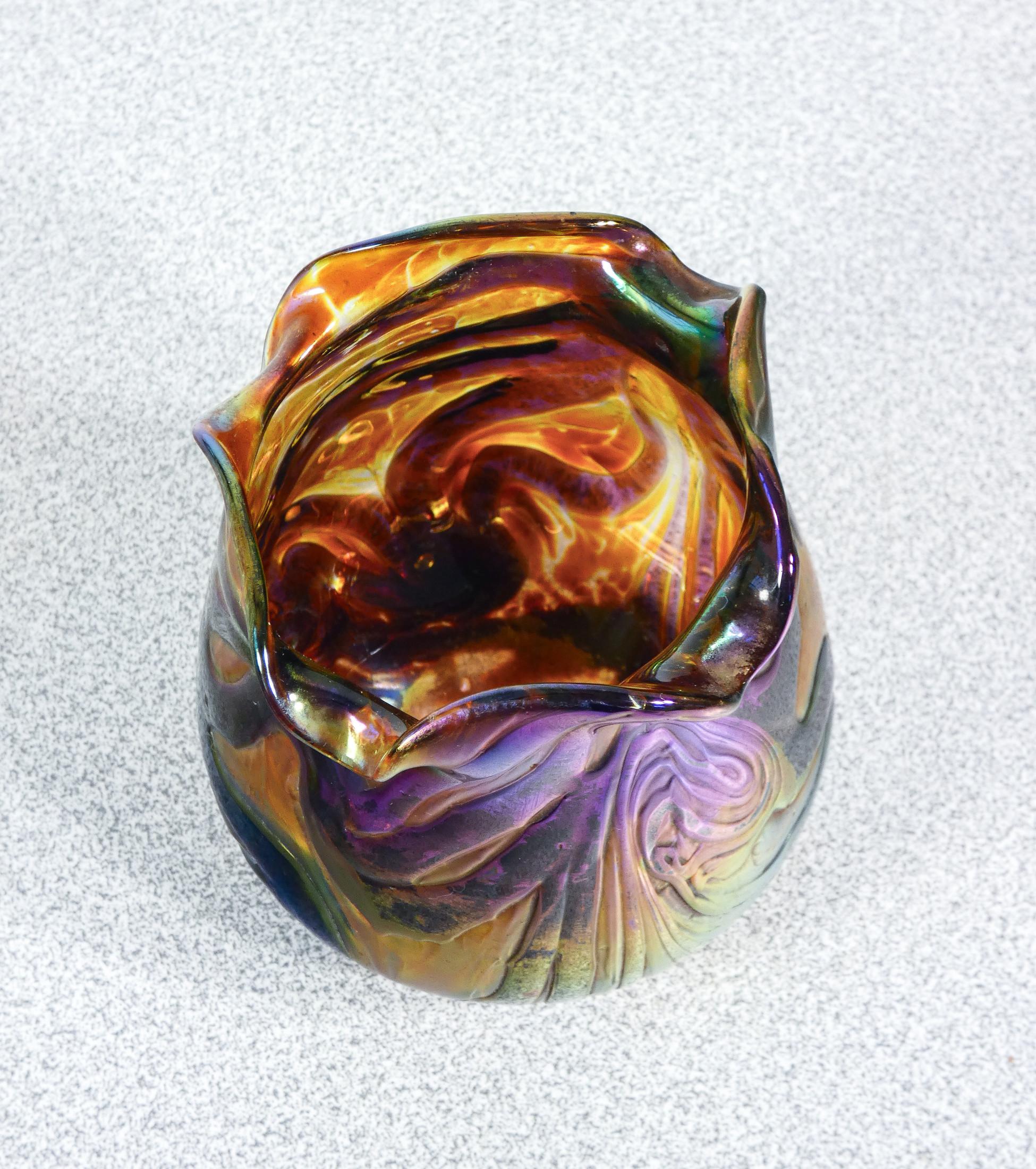 Verre Vase en verre soufflé irisé PALLME-KÖNIG. Autriche, 10e année en vente