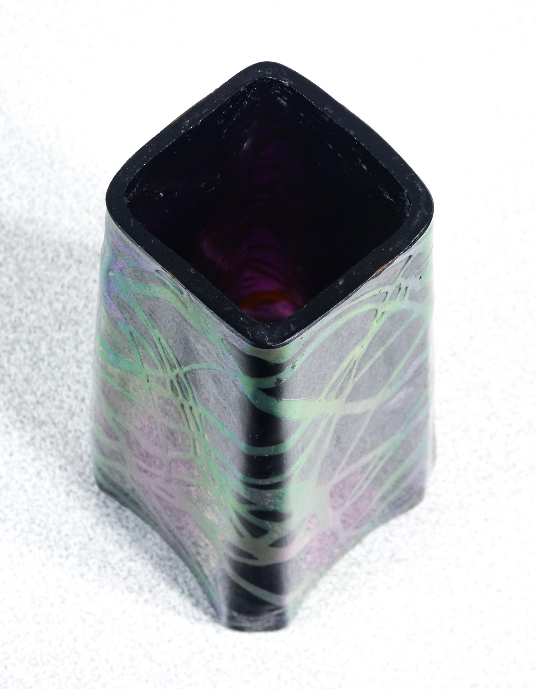 Vase en verre soufflé irisé PALLME-KÖNIG. Autriche, 10e année en vente 3