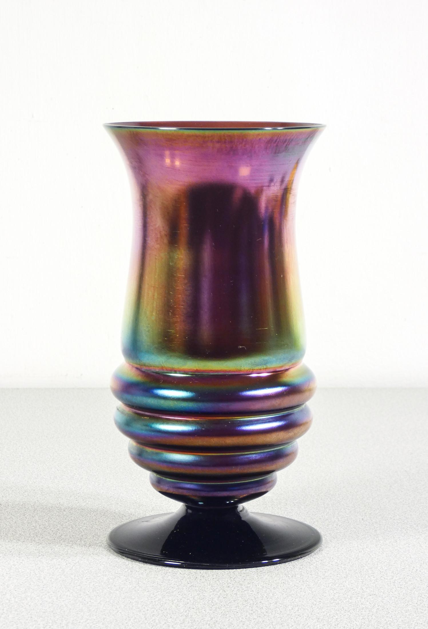 Vase en verre
irisé soufflé
Série WMF Myra.

ORIGINE
Allemagne

PÉRIODE
20s/30s

MARQUE
WMF

MODÈLE
Série Myra

MATÉRIAUX
Verre soufflé irisé

DIMENSIONS
Hauteur : 21 cm
Ø 11 cm

CONDITIONS
Le vase est en excellent état, comme le montrent les photos