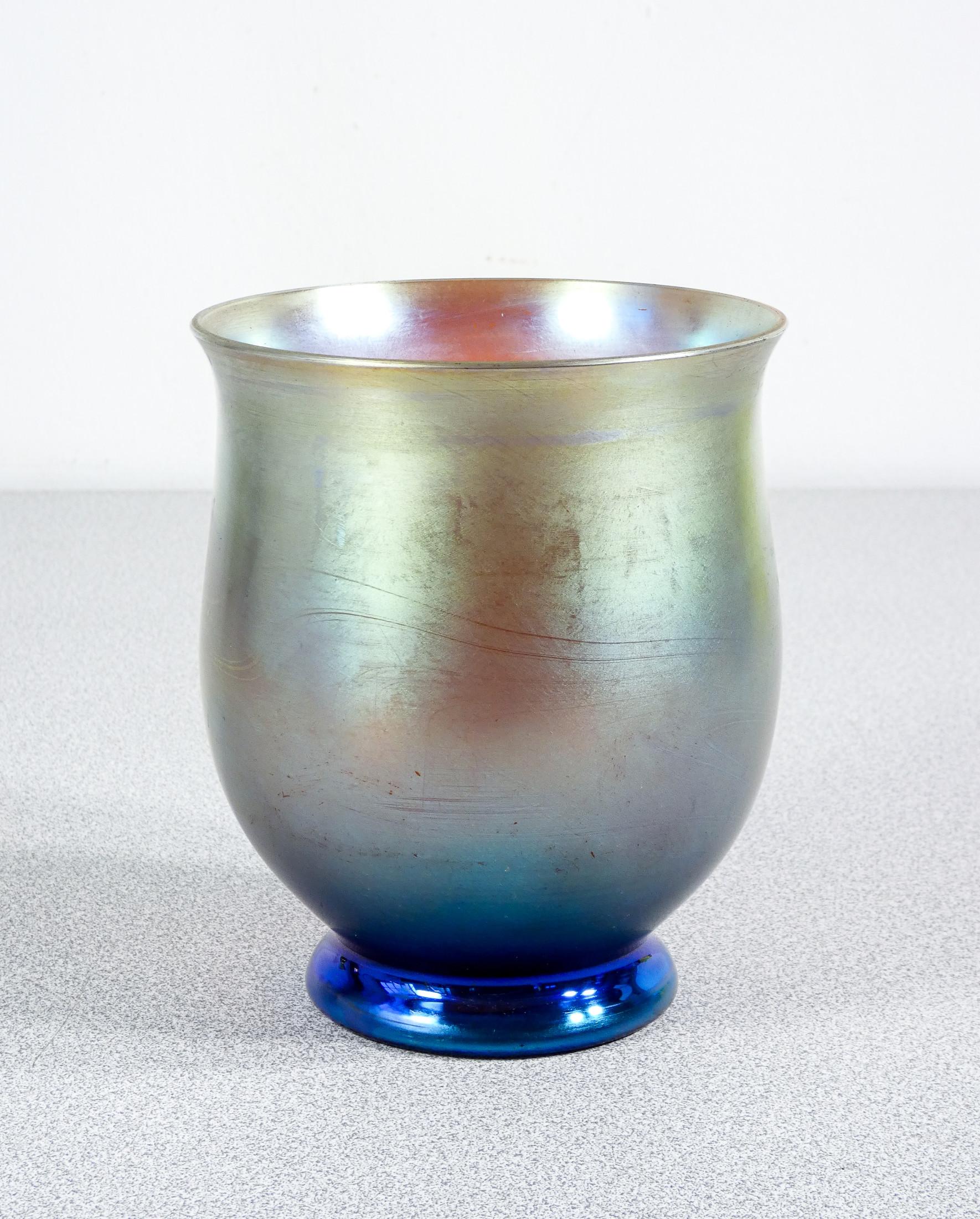 Vaso in vetro soffiato iridescente WMF serie Myra. Germania, Anni 20/30 In condizioni buone in vendita a Torino, IT