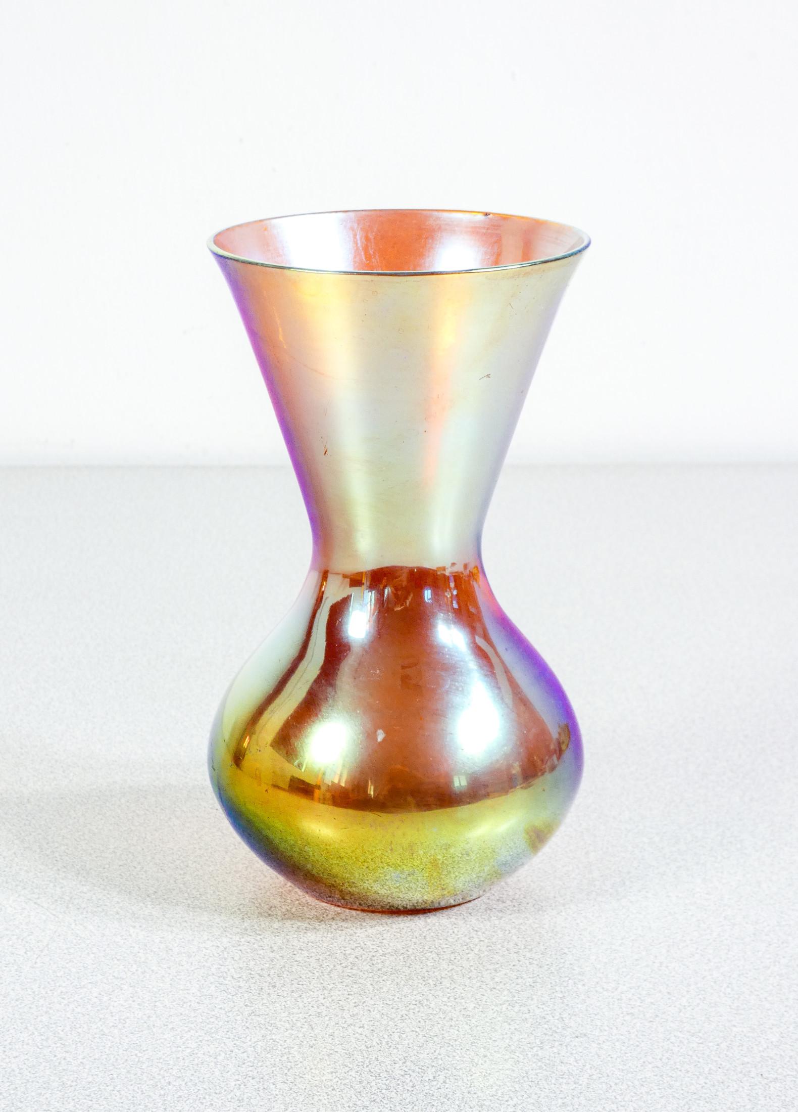 Vaso in vetro soffiato iridescente WMF serie Myra. Germania, Anni 20/30 In condizioni buone in vendita a Torino, IT