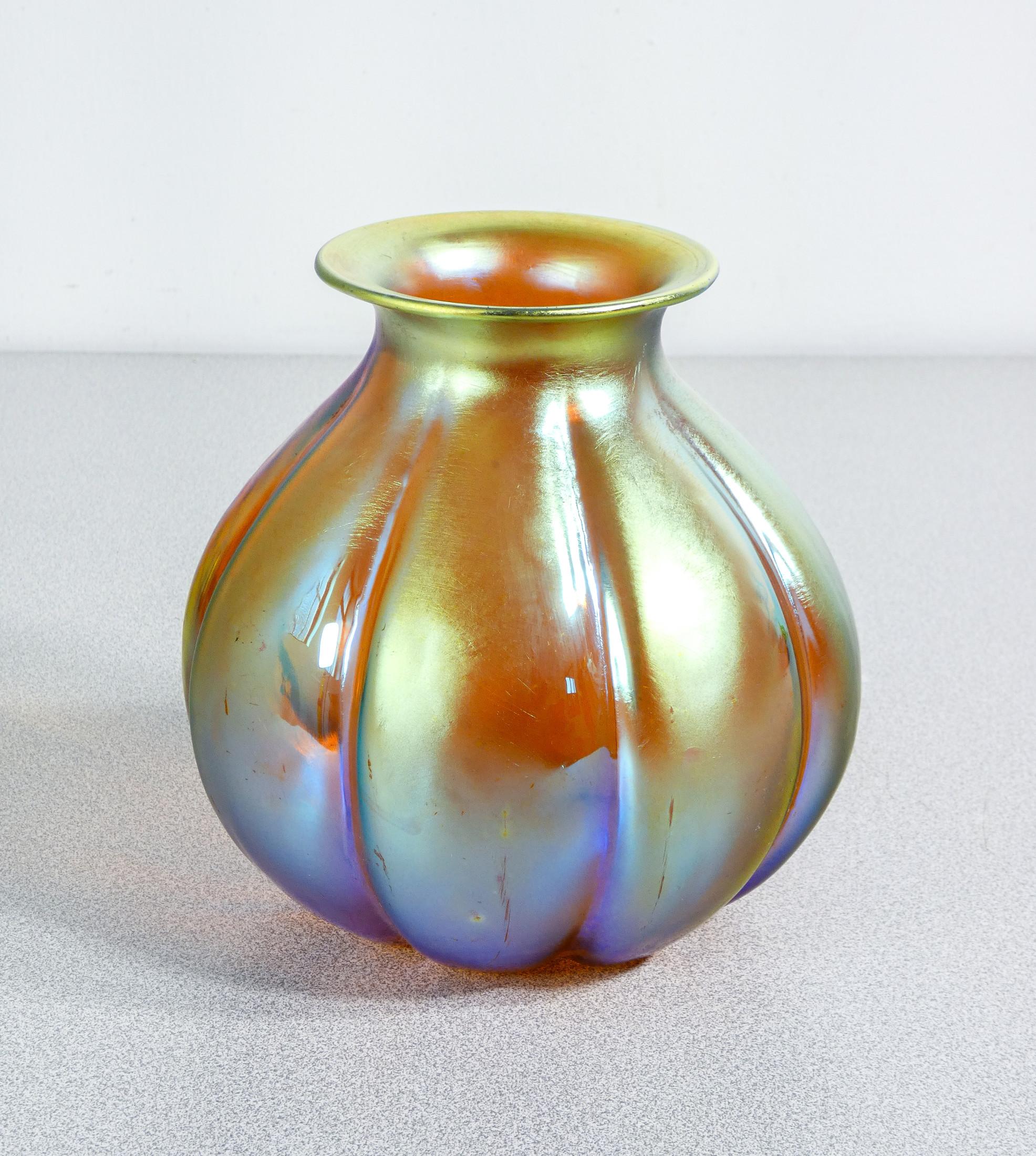 Vaso in vetro soffiato iridescente WMF serie Myra. Germania, Anni 20/30 In condizioni buone in vendita a Torino, IT
