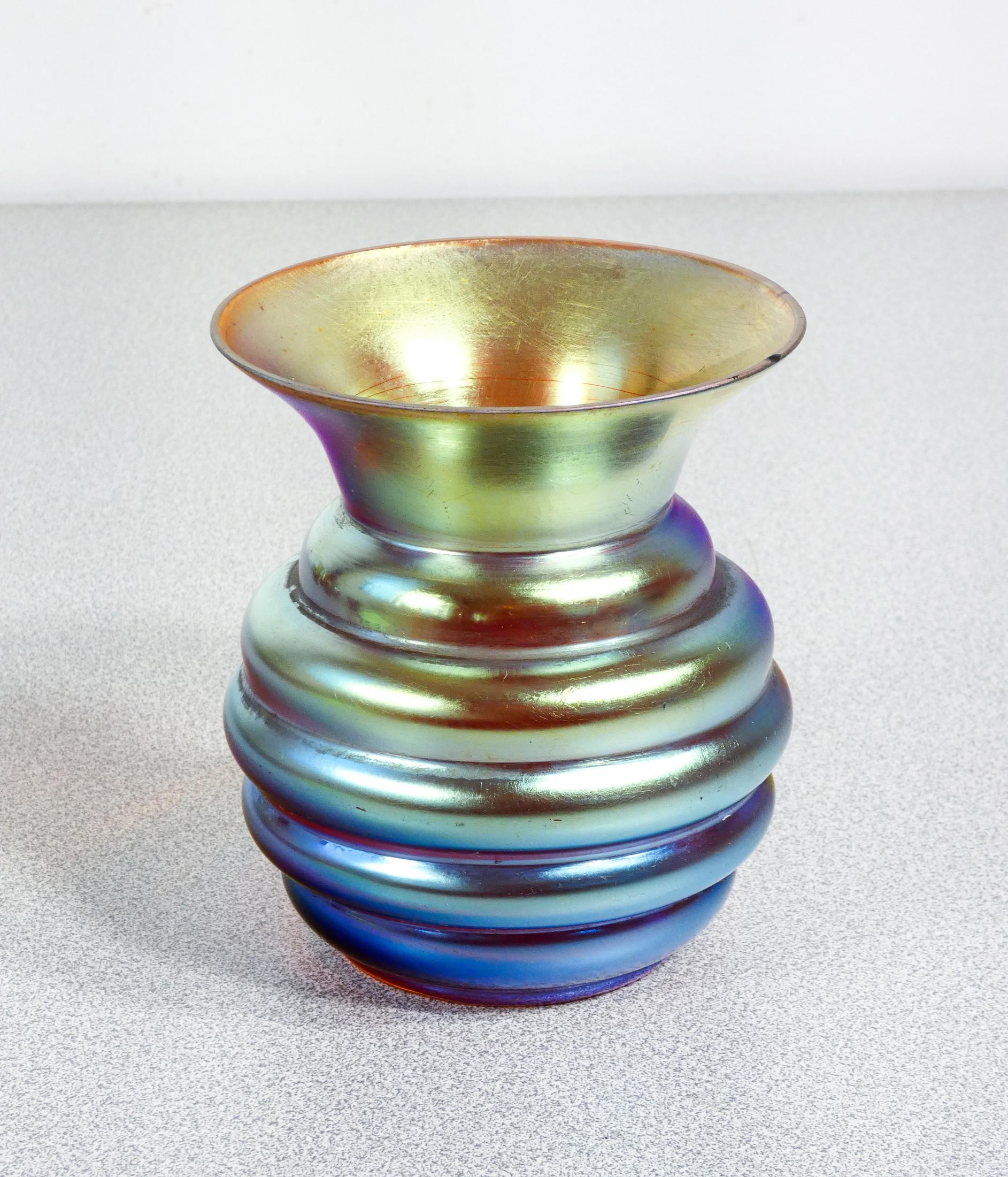 Vaso in vetro soffiato iridescente WMF serie Myra. Germania, Anni 20/30 In condizioni buone in vendita a Torino, IT