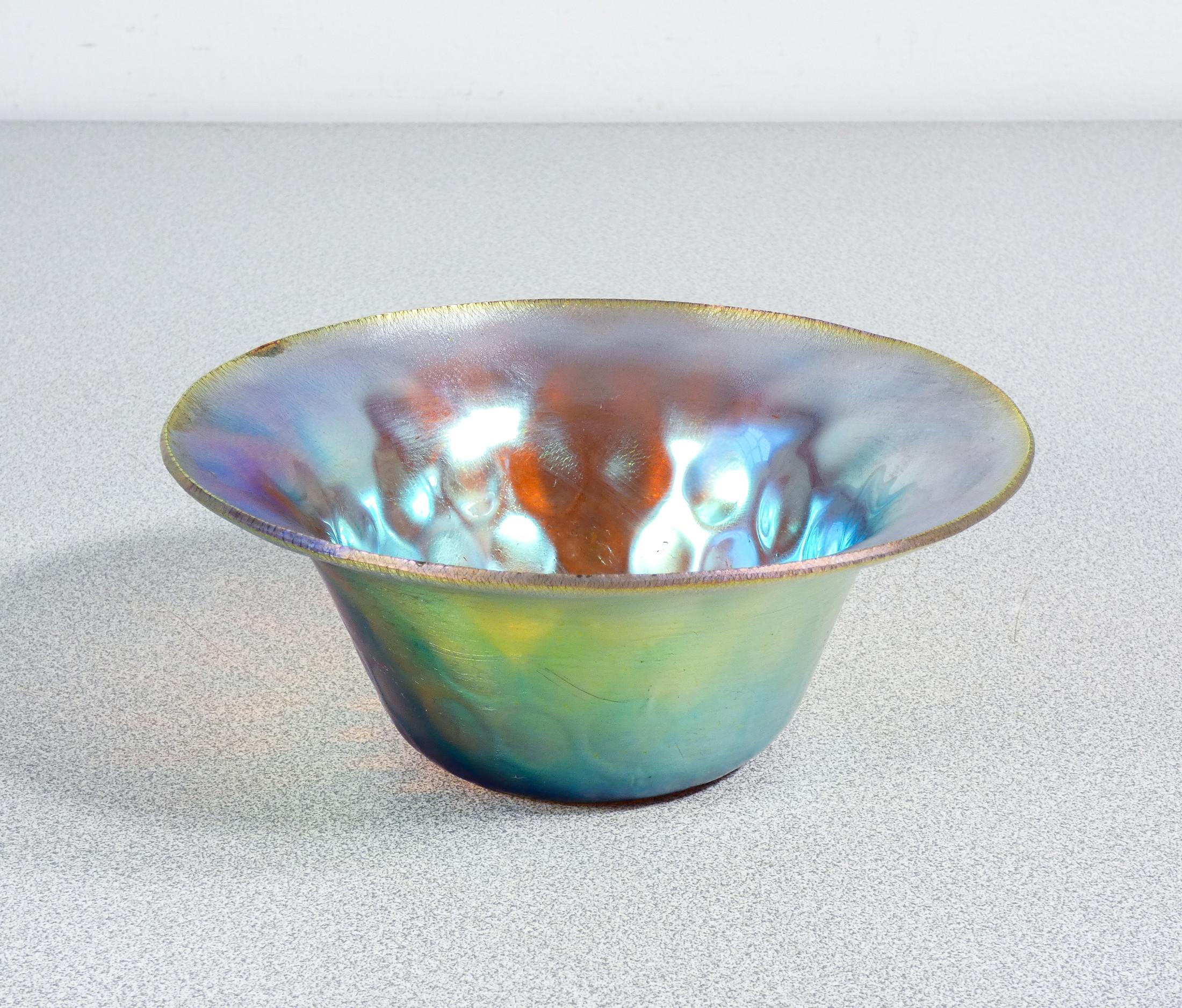 WMF Myra series iridescent blown glass vase. Germany, 1920s/30s In Good Condition For Sale In Torino, IT