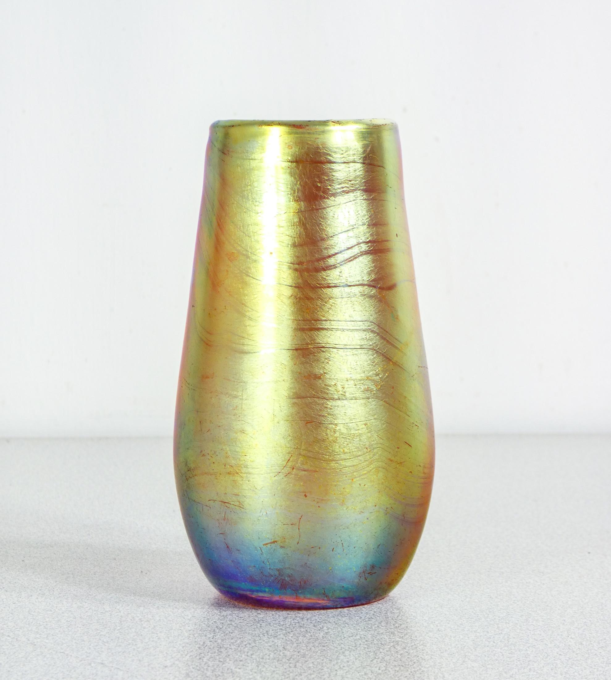 WMF Myra series iridescent blown glass vase. Germany, 1920s/30s In Good Condition For Sale In Torino, IT