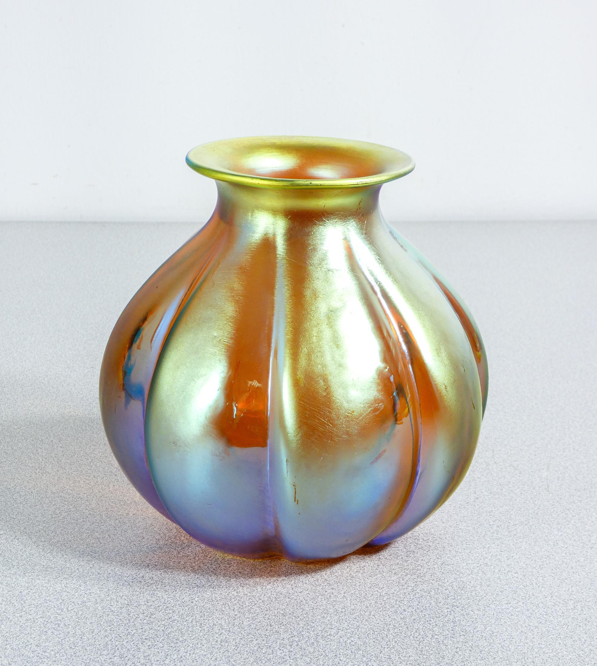 20th Century Vaso in vetro soffiato iridescente WMF serie Myra. Germania, Anni 20/30 in vendita