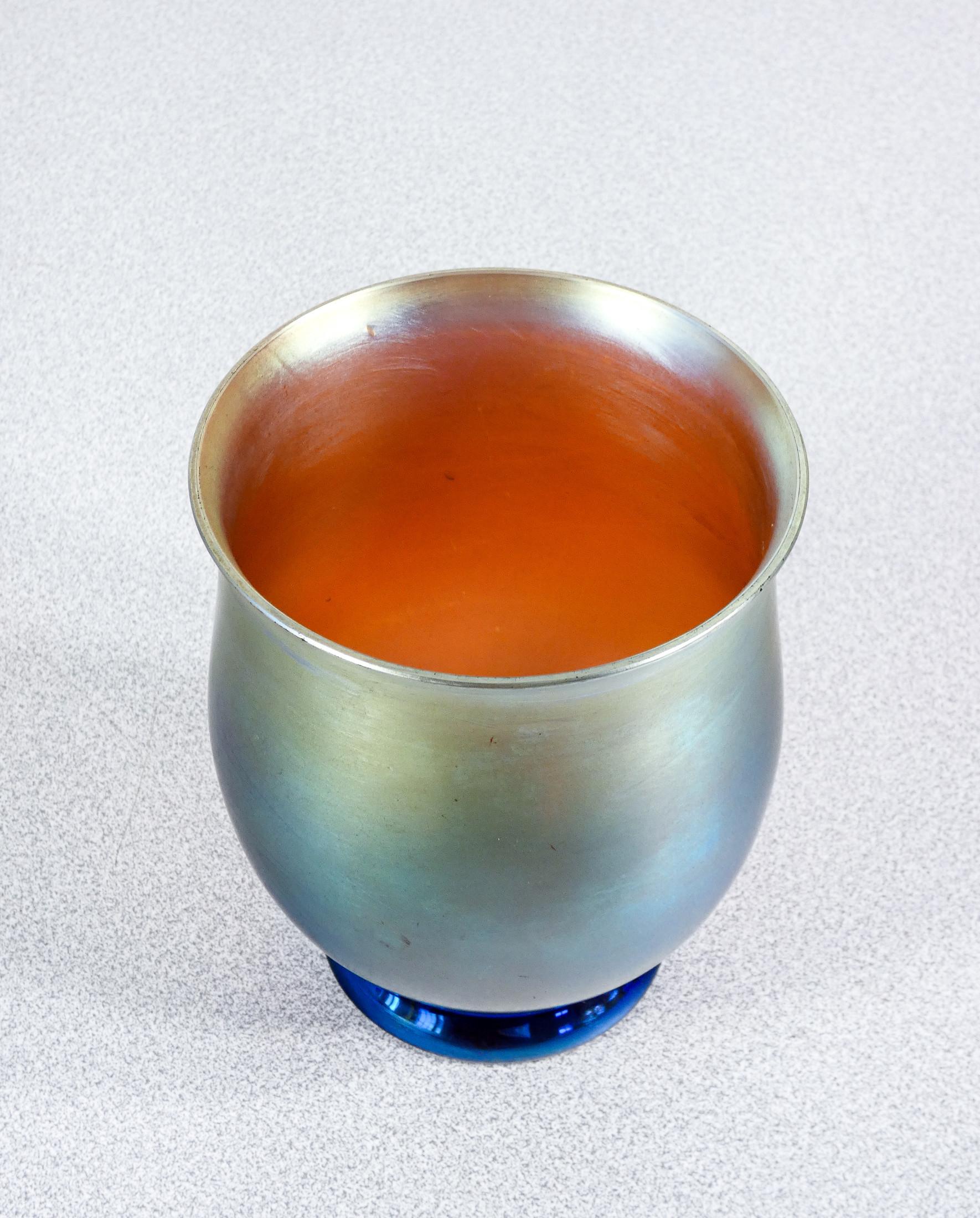Vetro Vaso in vetro soffiato iridescente WMF serie Myra. Germania, Anni 20/30 in vendita