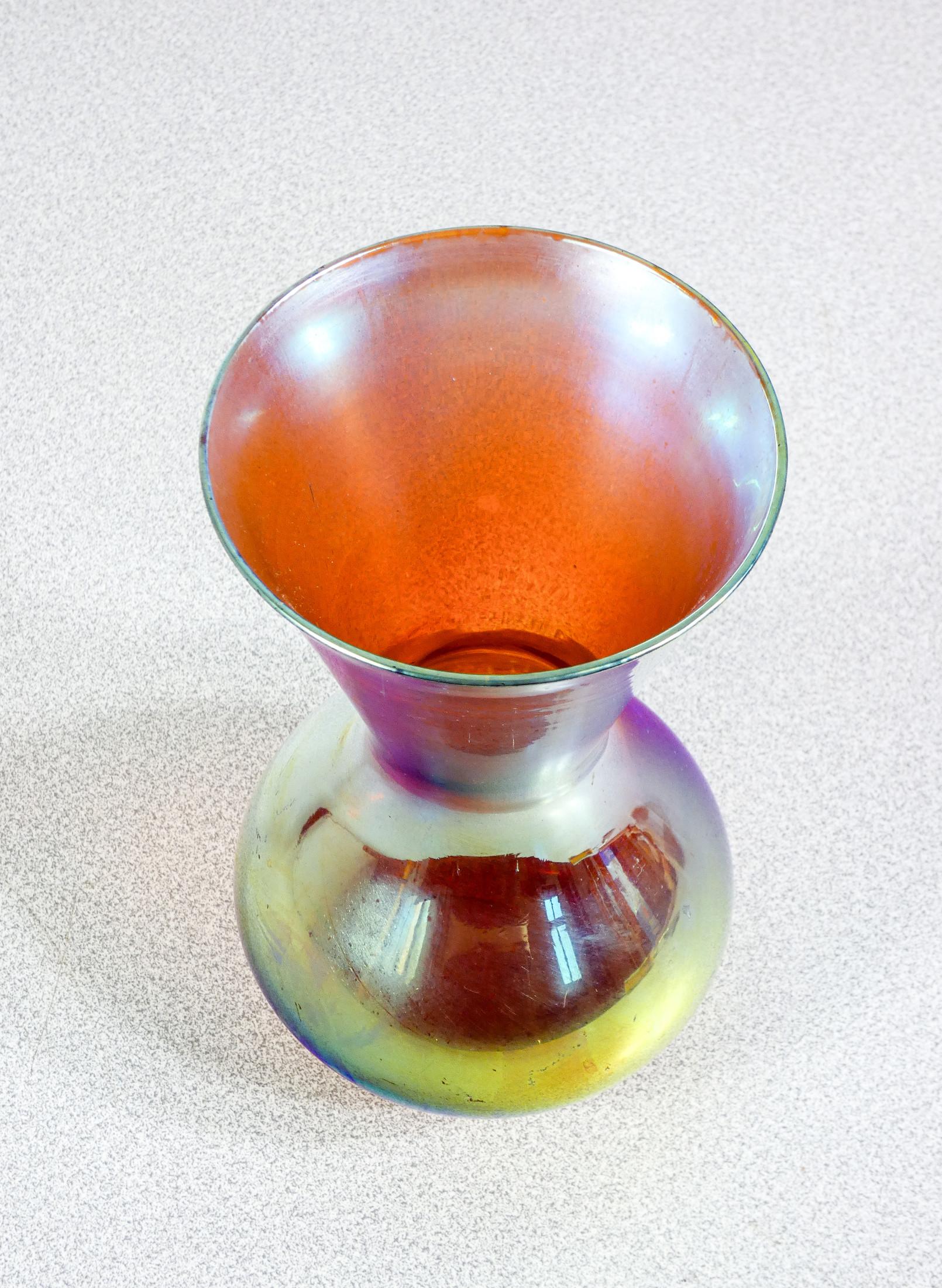 Vetro Vaso in vetro soffiato iridescente WMF serie Myra. Germania, Anni 20/30 in vendita