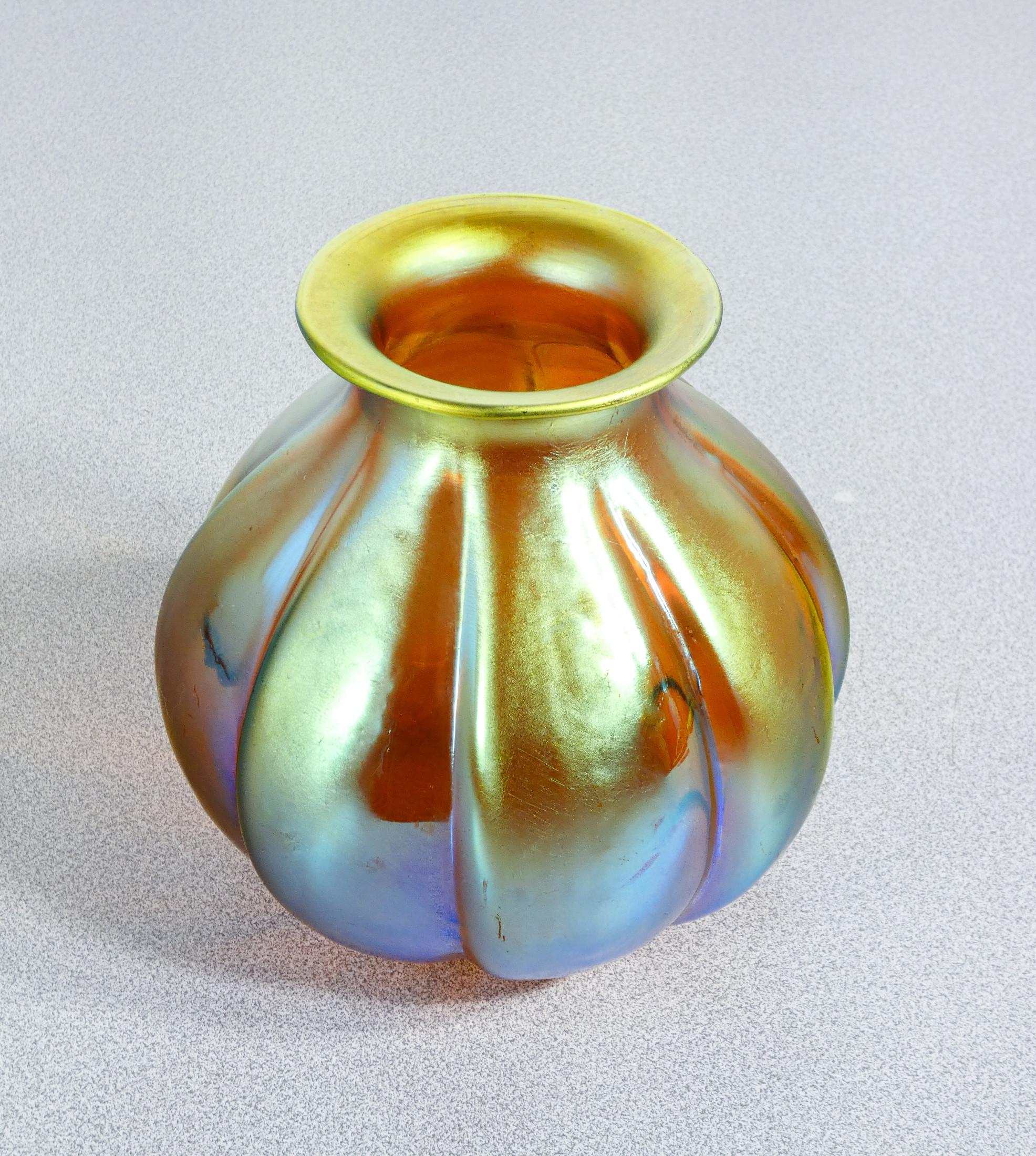 Vetro Vaso in vetro soffiato iridescente WMF serie Myra. Germania, Anni 20/30 in vendita