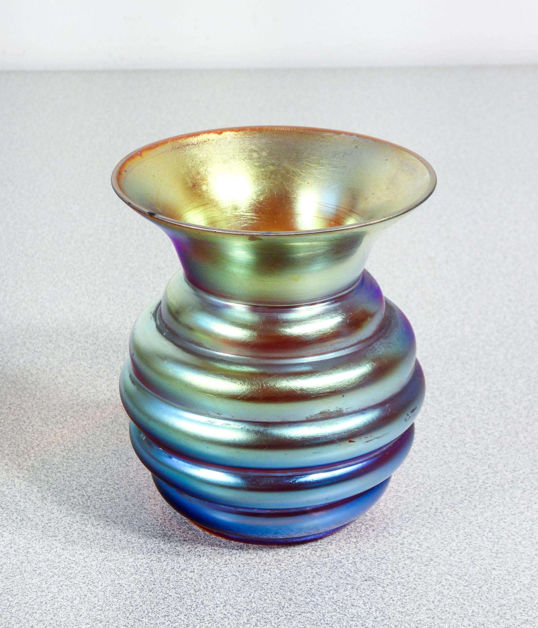 Vetro Vaso in vetro soffiato iridescente WMF serie Myra. Germania, Anni 20/30 in vendita