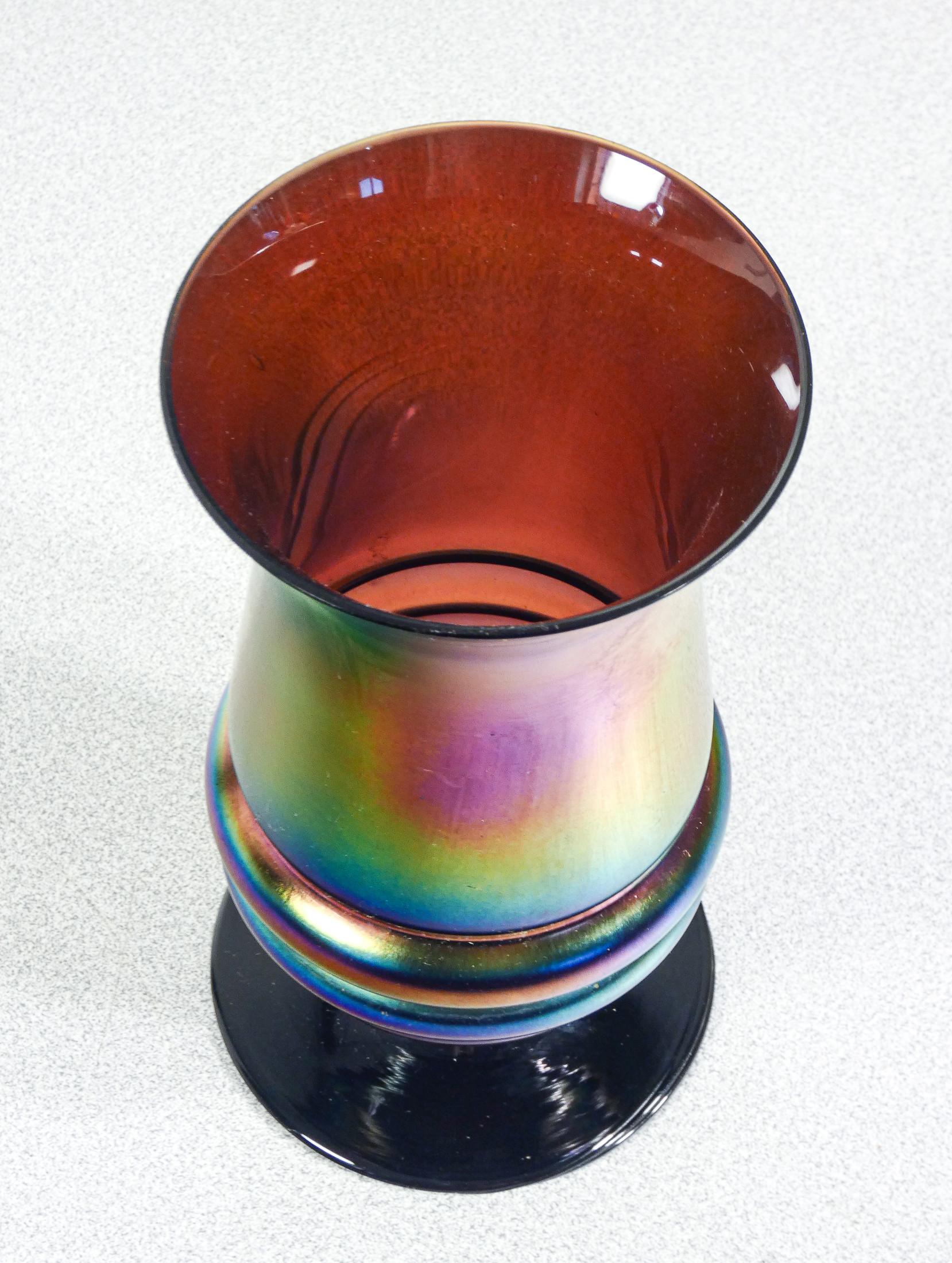 Verre Vase en verre soufflé irisé de la série Myra de WMF. Allemagne, années 1920/30 en vente