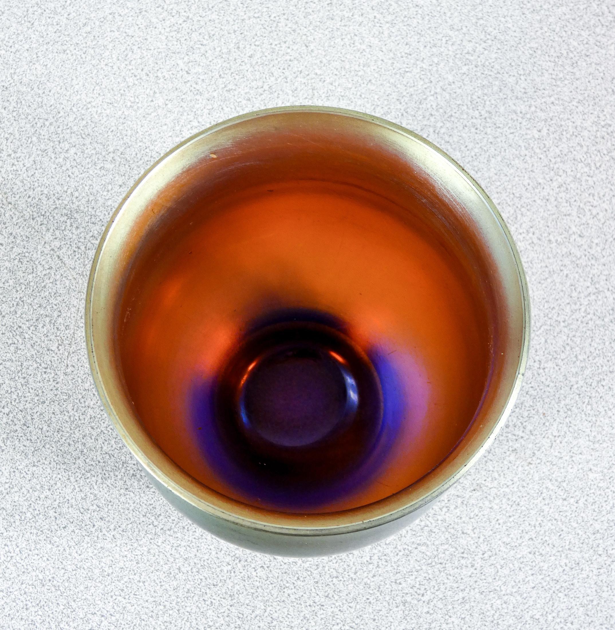 Vaso in vetro soffiato iridescente WMF serie Myra. Germania, Anni 20/30 in vendita 1