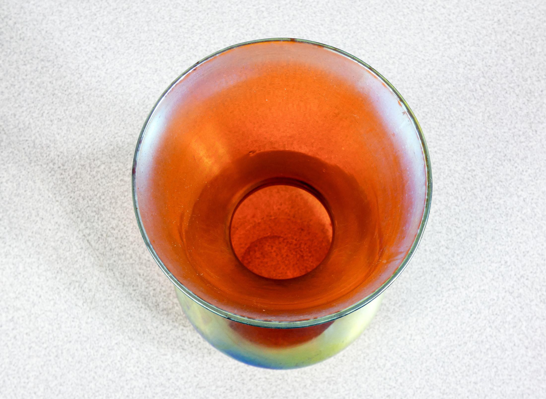Vaso in vetro soffiato iridescente WMF serie Myra. Germania, Anni 20/30 in vendita 1