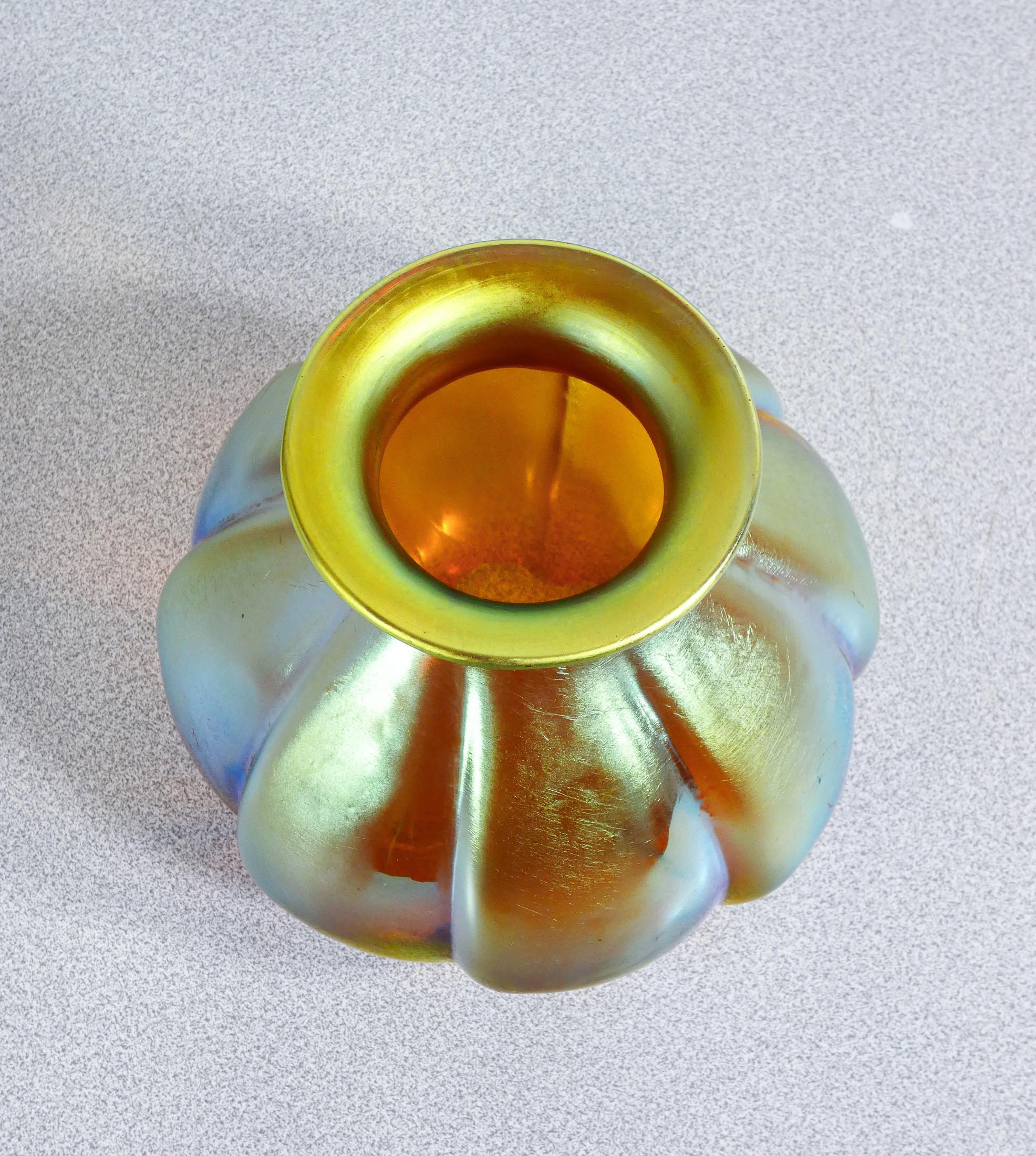 Vaso in vetro soffiato iridescente WMF serie Myra. Germania, Anni 20/30 in vendita 1