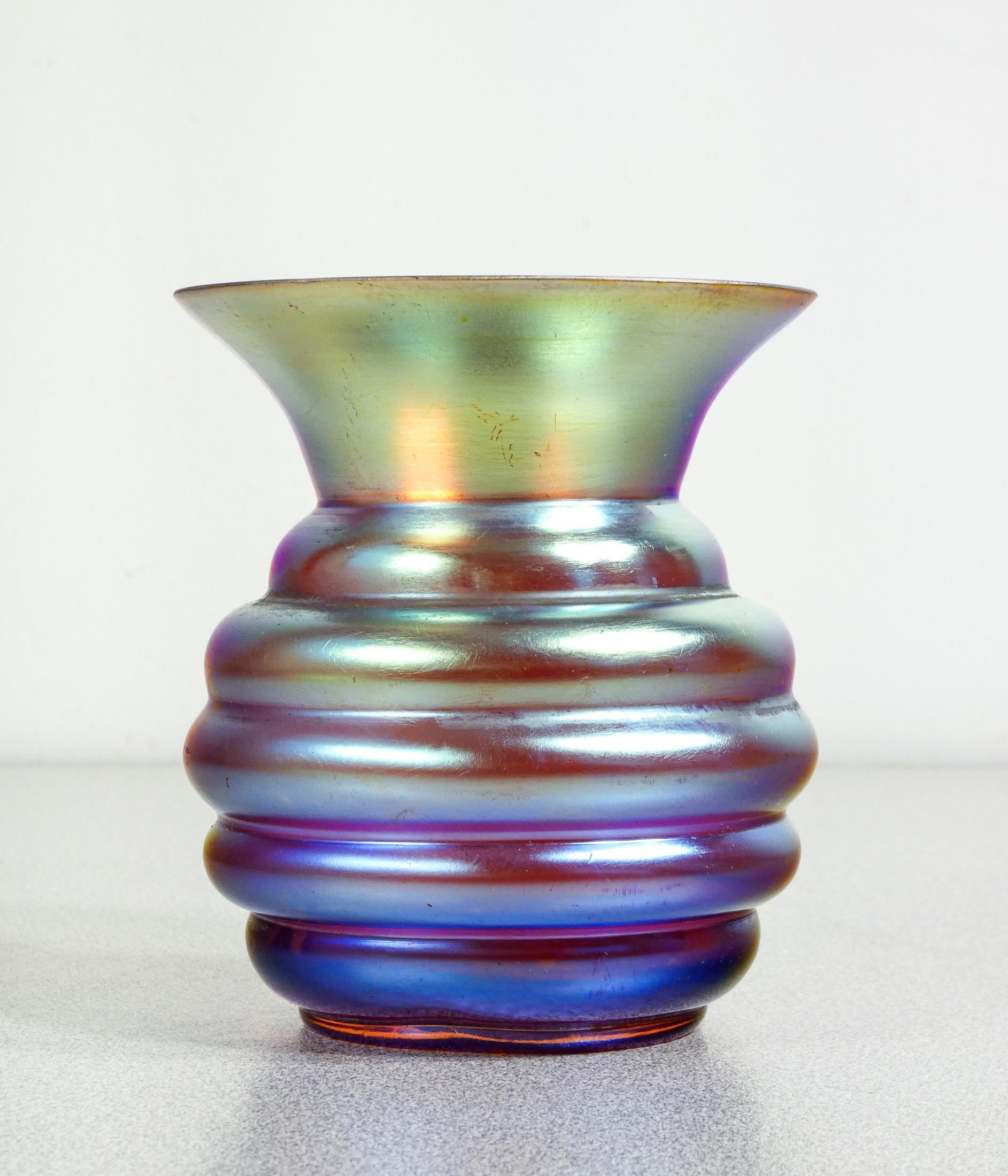 Vaso in vetro soffiato iridescente WMF serie Myra. Germania, Anni 20/30 in vendita 1