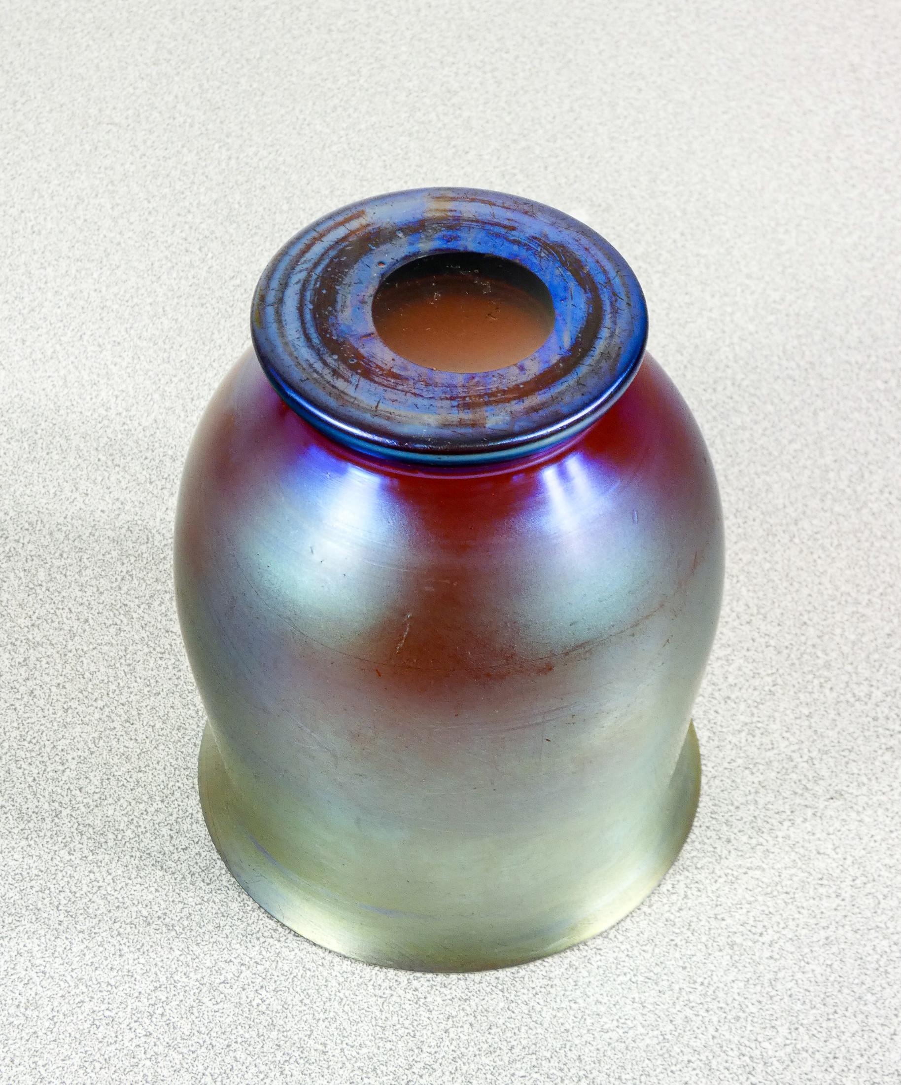 Vaso in vetro soffiato iridescente WMF serie Myra. Germania, Anni 20/30 in vendita 2