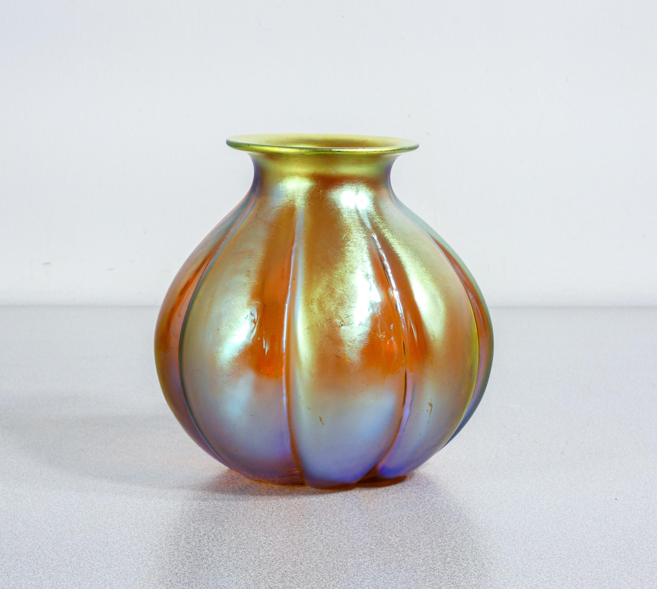 Vaso in vetro soffiato iridescente WMF serie Myra. Germania, Anni 20/30 in vendita 2