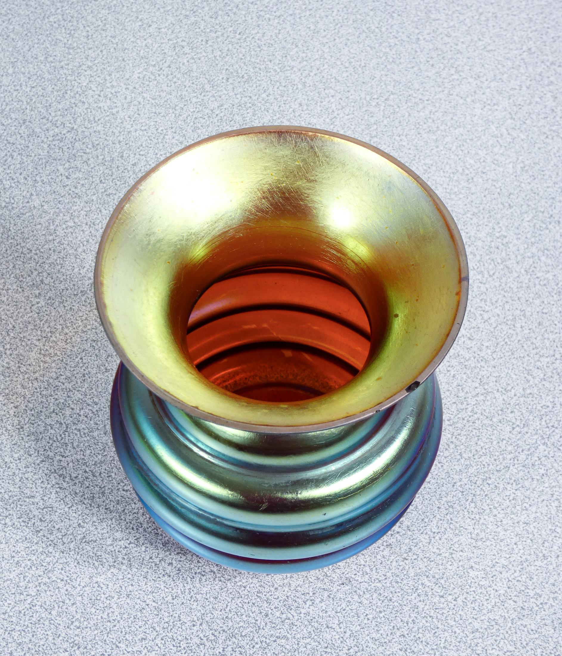 Vaso in vetro soffiato iridescente WMF serie Myra. Germania, Anni 20/30 in vendita 2