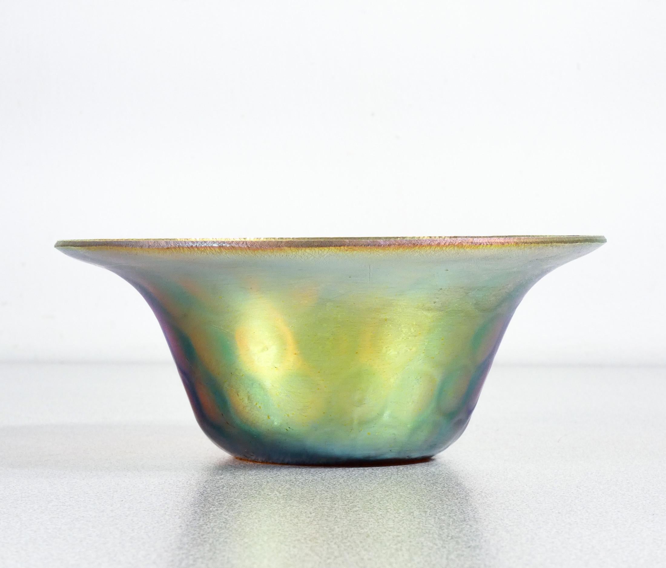 WMF Myra series iridescent blown glass vase. Germany, 1920s/30s For Sale 2
