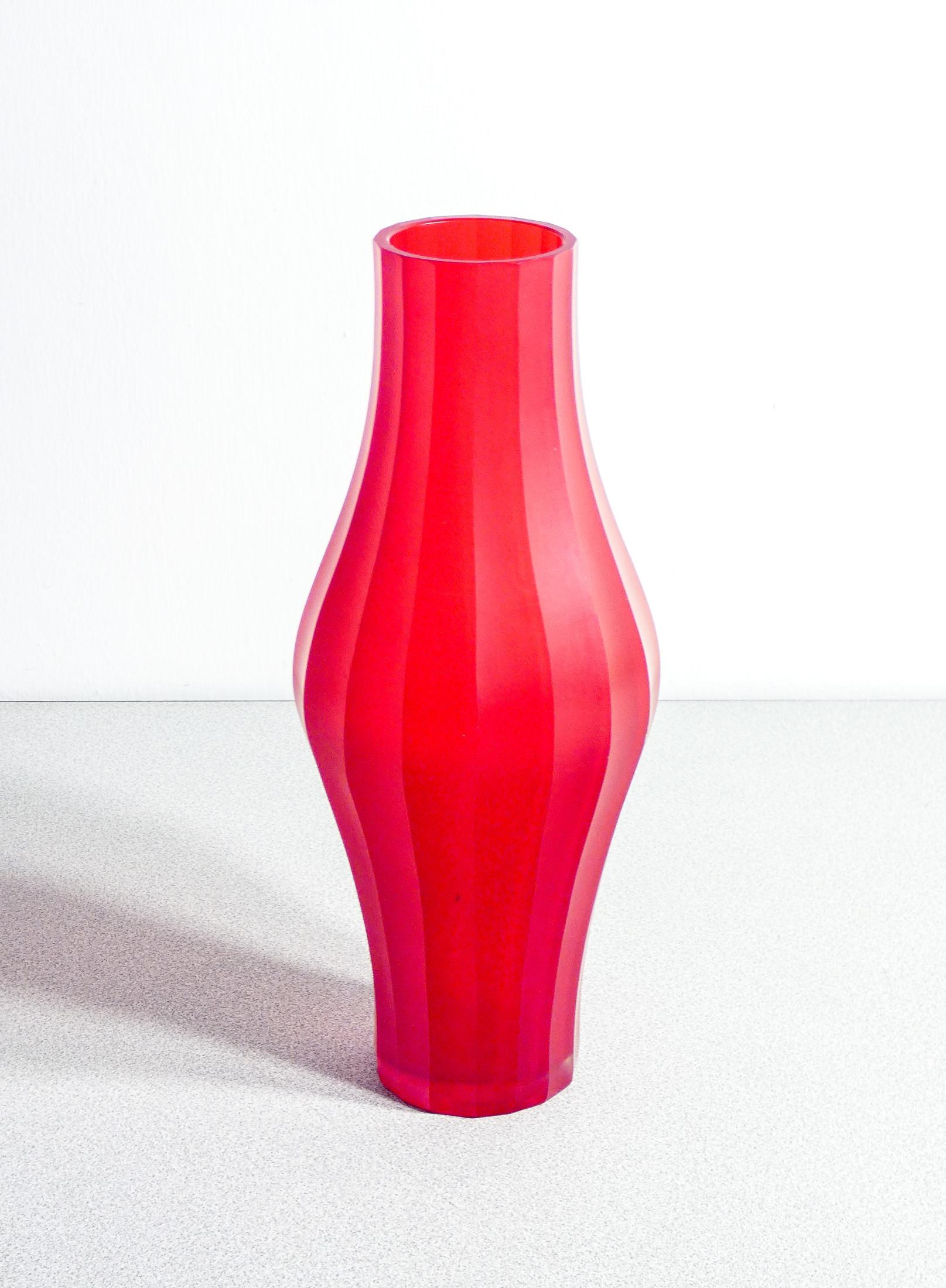 Blown glass vase
murano red.

ORIGIN
Italy

PERIOD
Anni 80

MATERIALS
Red blown glass

DIMENSIONS
H 34 cm
Ø 13 cm

CONDITIONS
Excellent. Very slight and negligible traces of time. Evaluate through the attached photos.

SHIPPING
Free shipping in
