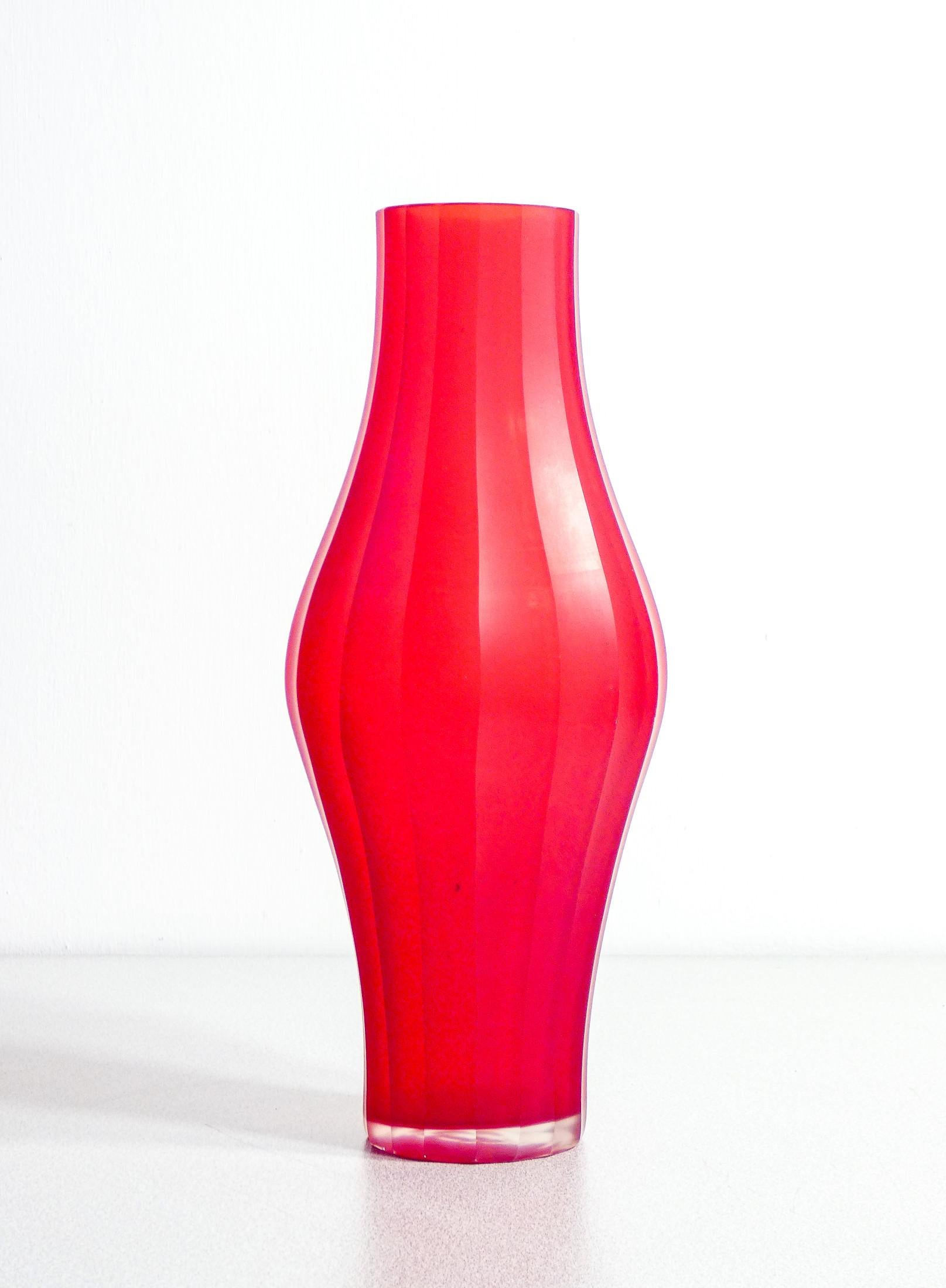 Red Murano blown glass vase. Italy, 1980s In Good Condition For Sale In Torino, IT