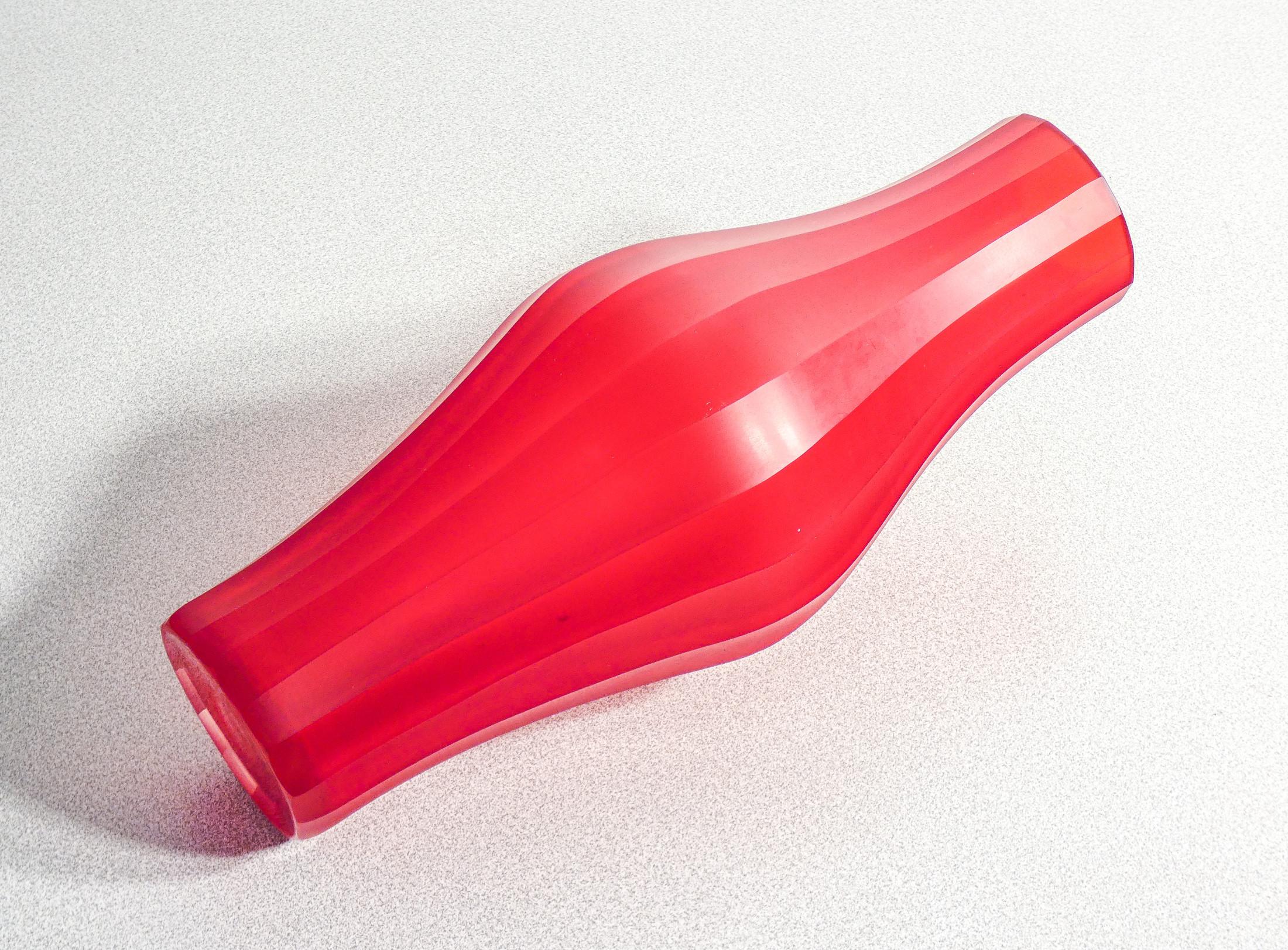 Red Murano blown glass vase. Italy, 1980s For Sale 1