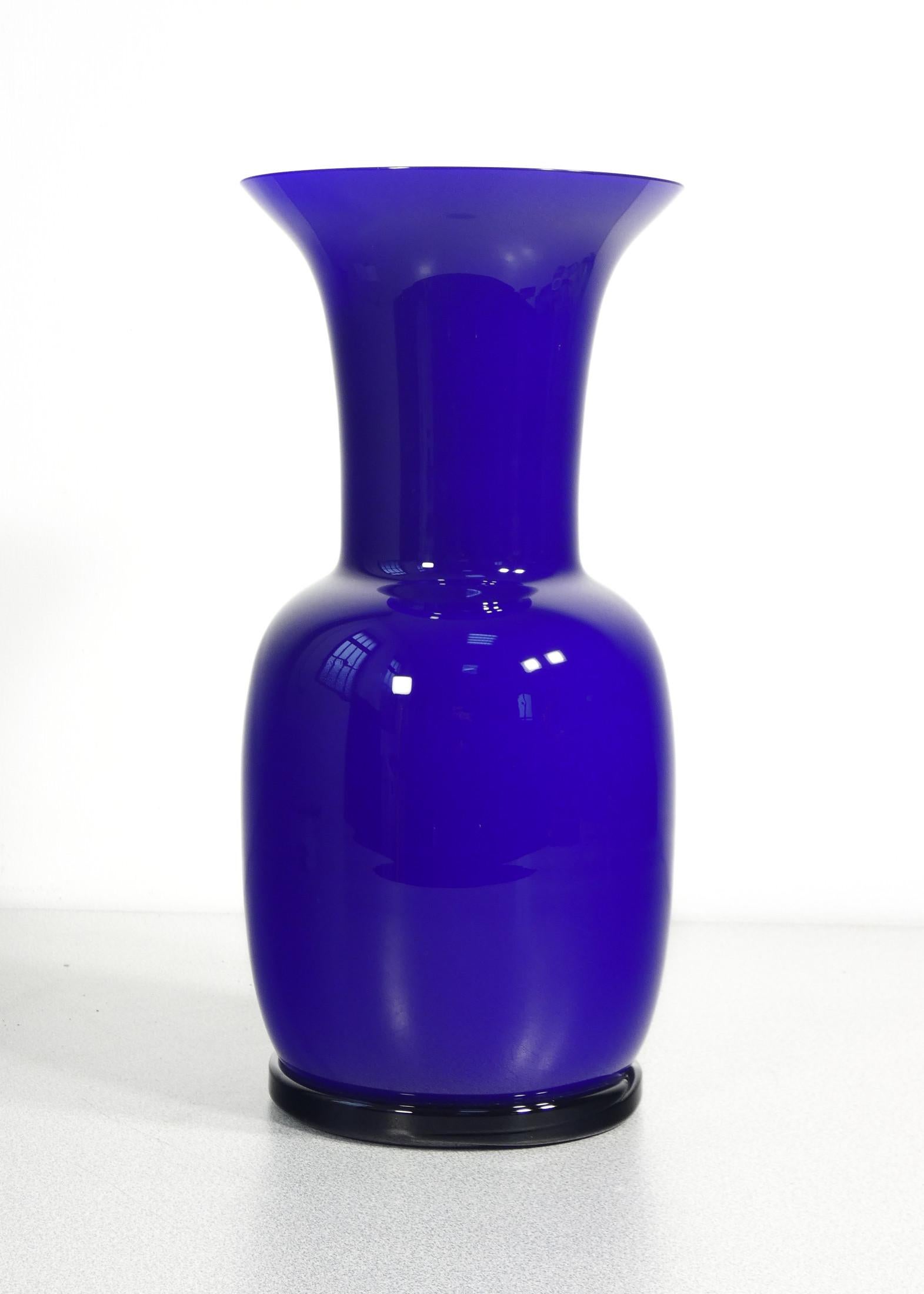 Italian Incamiciato vase mod. 3314, signed VENINI Italia, design by Tomaso BUZZI. 1982 For Sale