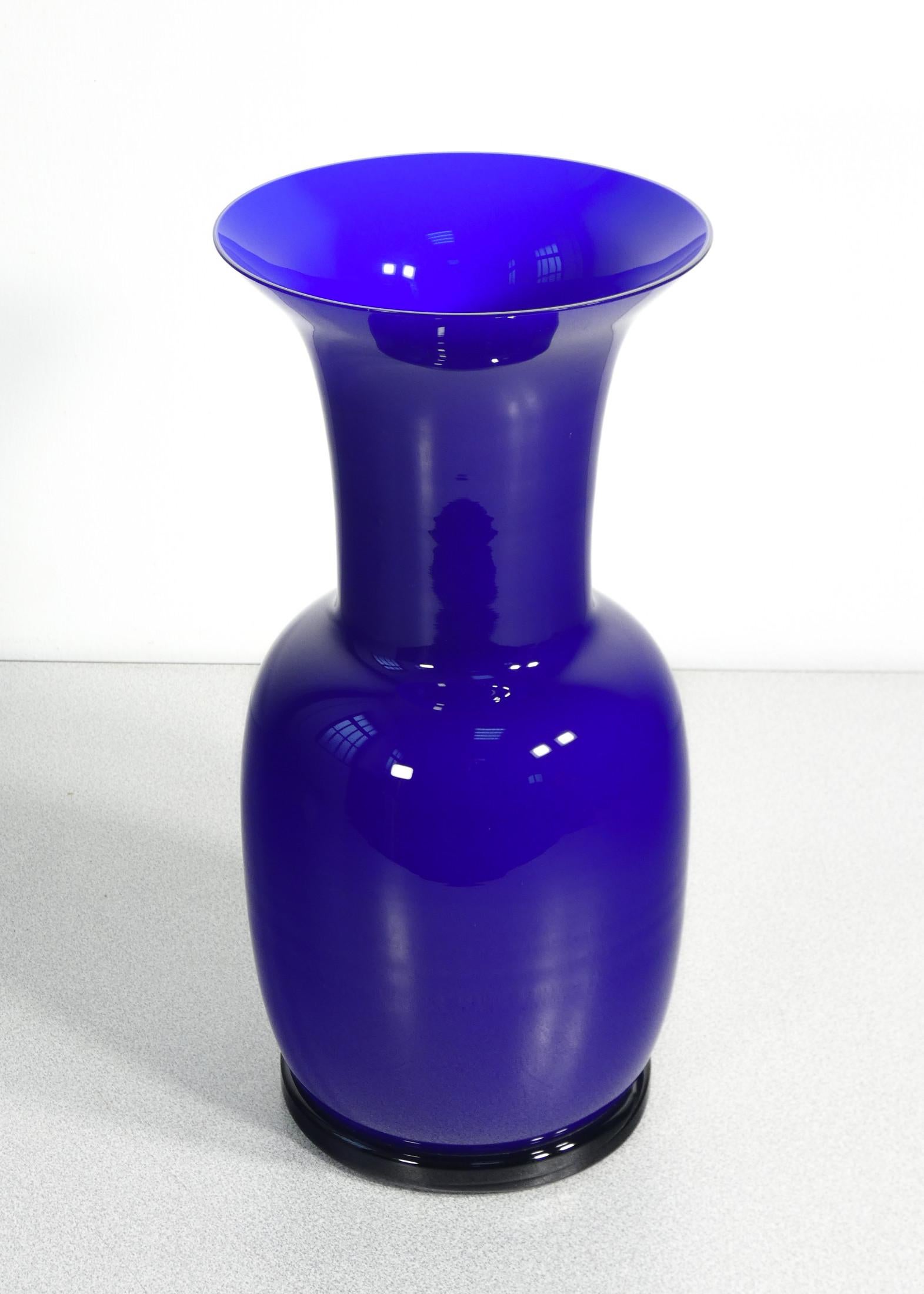 Incamiciato vase mod. 3314, signed VENINI Italia, design by Tomaso BUZZI. 1982 In Good Condition For Sale In Torino, IT