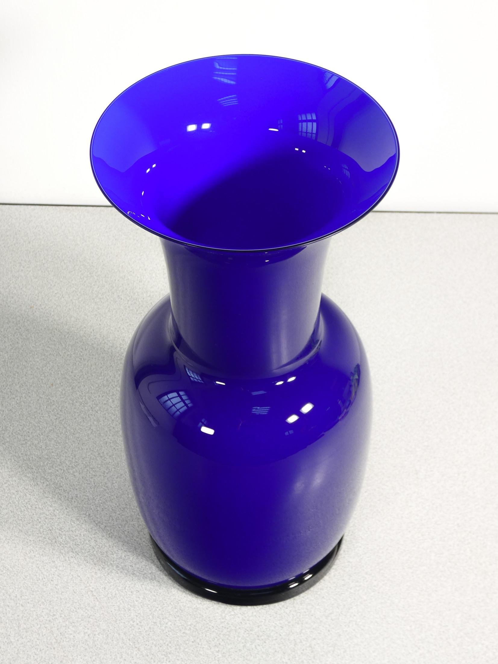 Late 20th Century Incamiciato vase mod. 3314, signed VENINI Italia, design by Tomaso BUZZI. 1982 For Sale