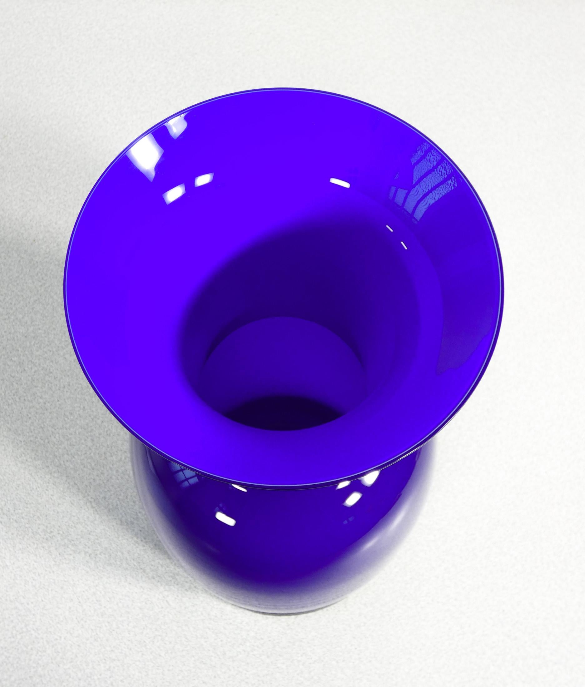 Glass Incamiciato vase mod. 3314, signed VENINI Italia, design by Tomaso BUZZI. 1982 For Sale