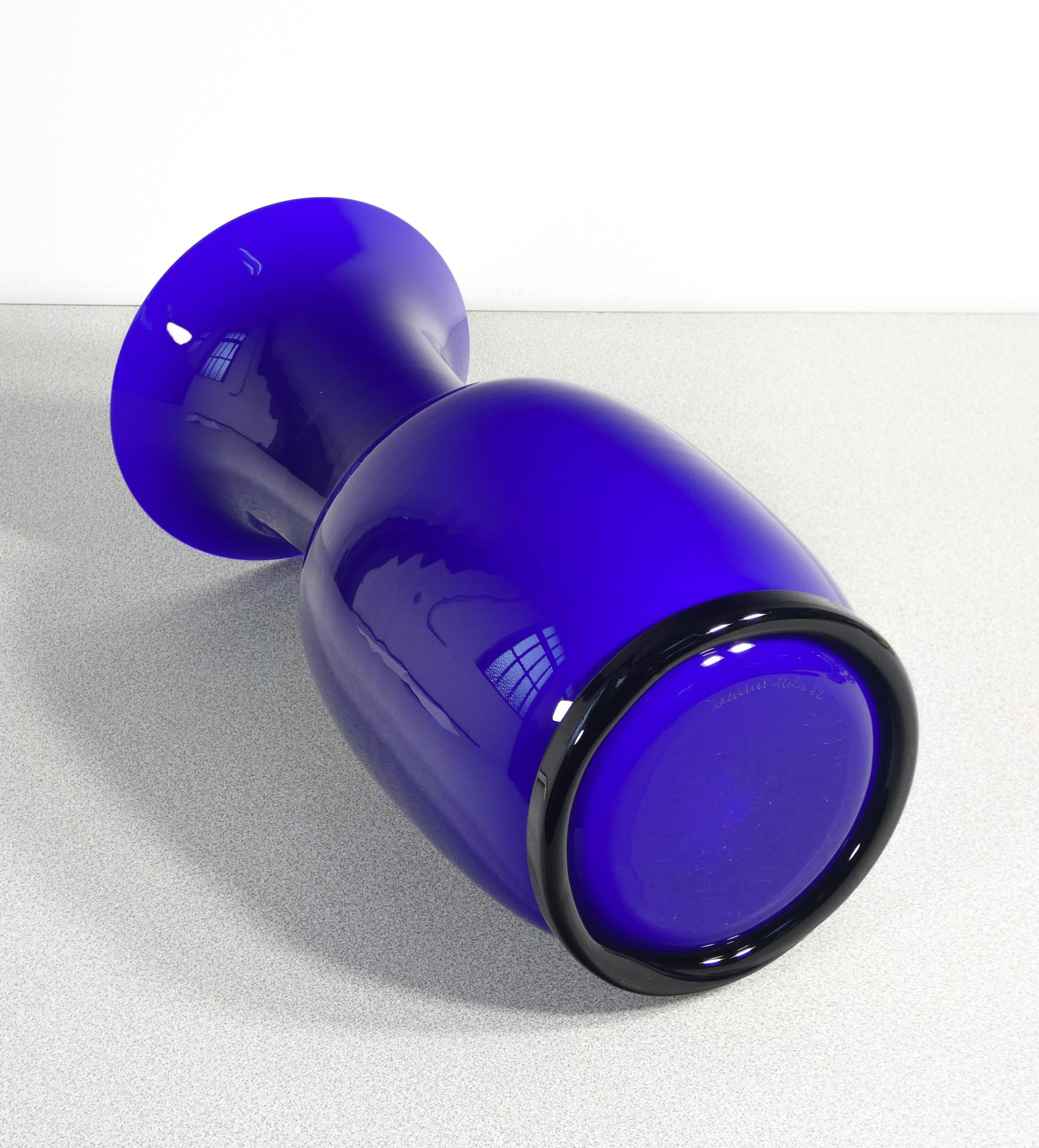 Incamiciato vase mod. 3314, signed VENINI Italia, design by Tomaso BUZZI. 1982 For Sale 1